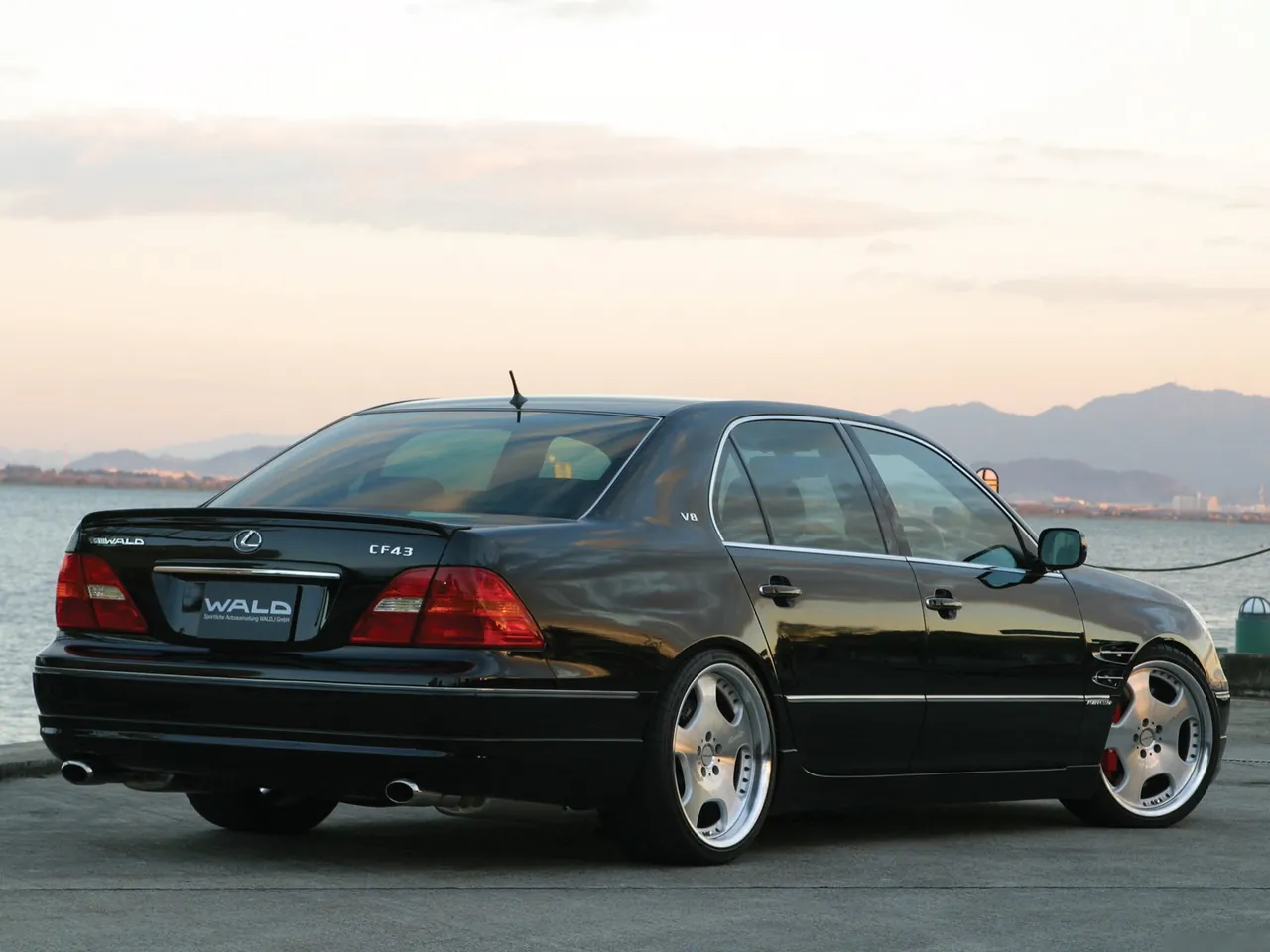 Wald Lexus LS (2001) – zadní tříčtvrteční pohled
