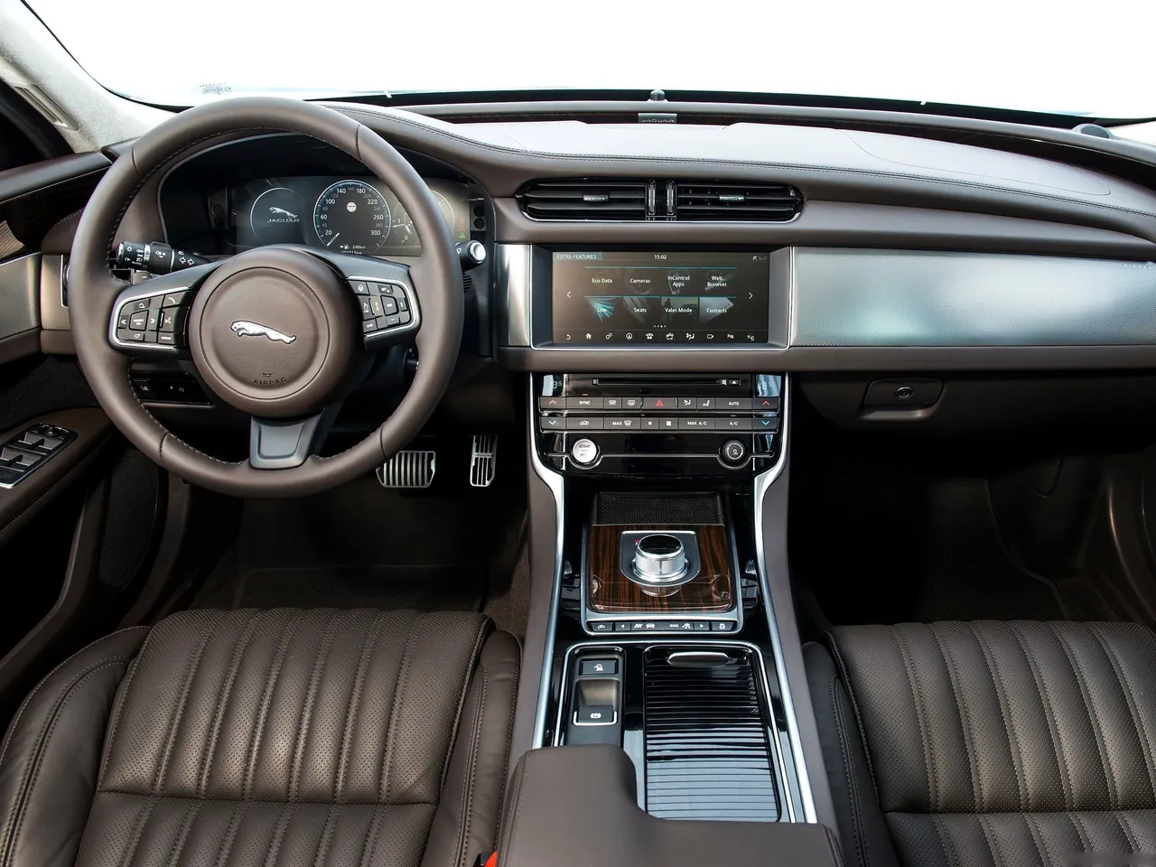 Jaguar XF 30d (2016) – interiér