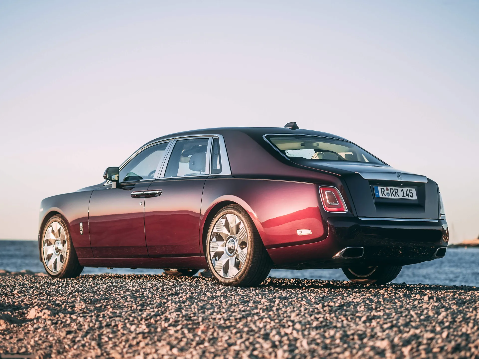 Rolls-Royce Phantom Series II (2023) – zadní tříčtvrteční pohled
