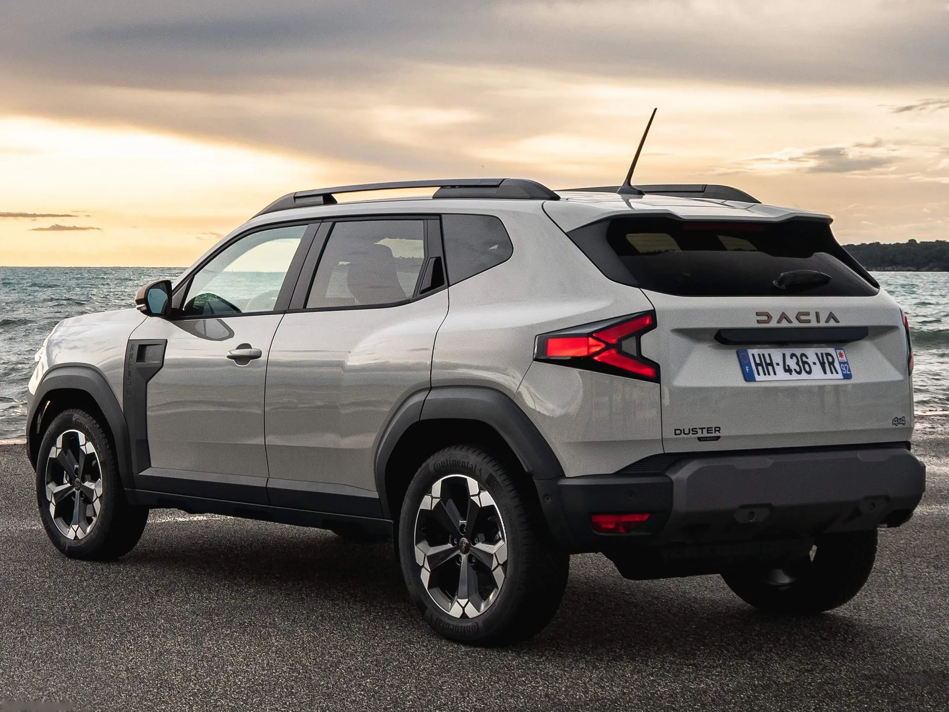 Dacia Duster Hybrid-G 150 4x4 (2026) – zadní tříčtvrteční pohled