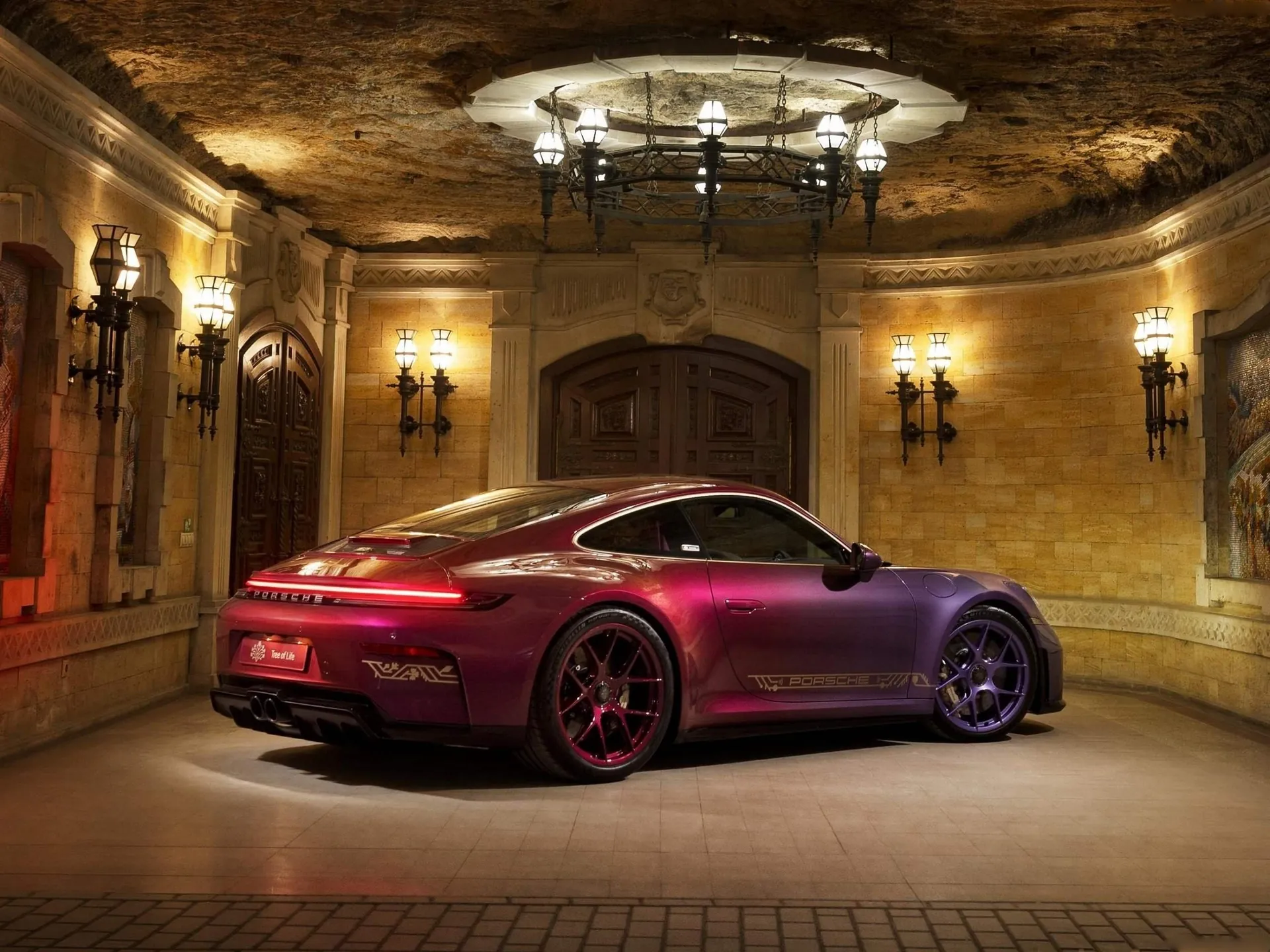 Porsche 911 GT3 Touring Tree of Life (2026) – zadní tříčtvrteční pohled