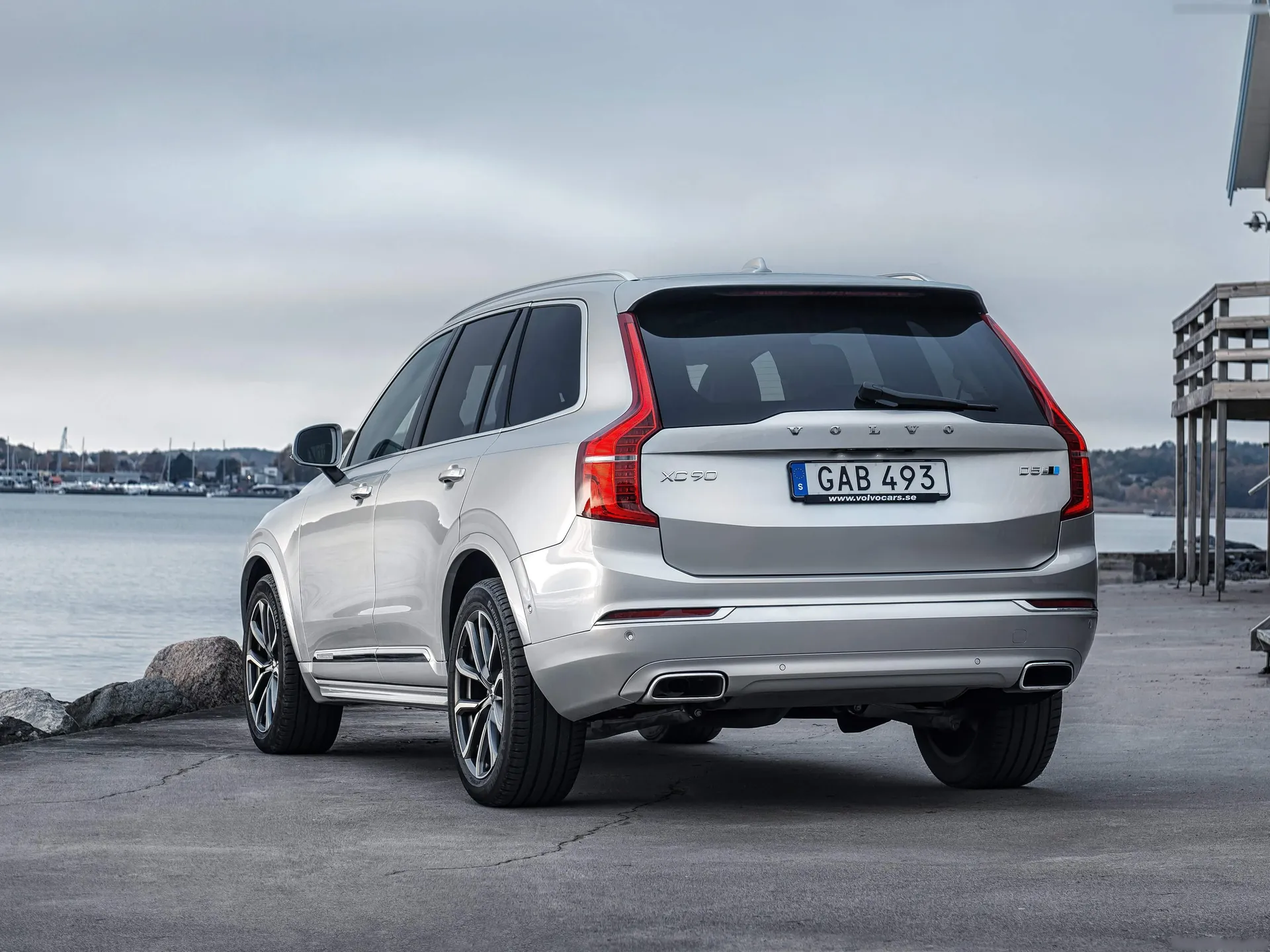 Volvo XC90 Polestar (2016) – zadní tříčtvrteční pohled