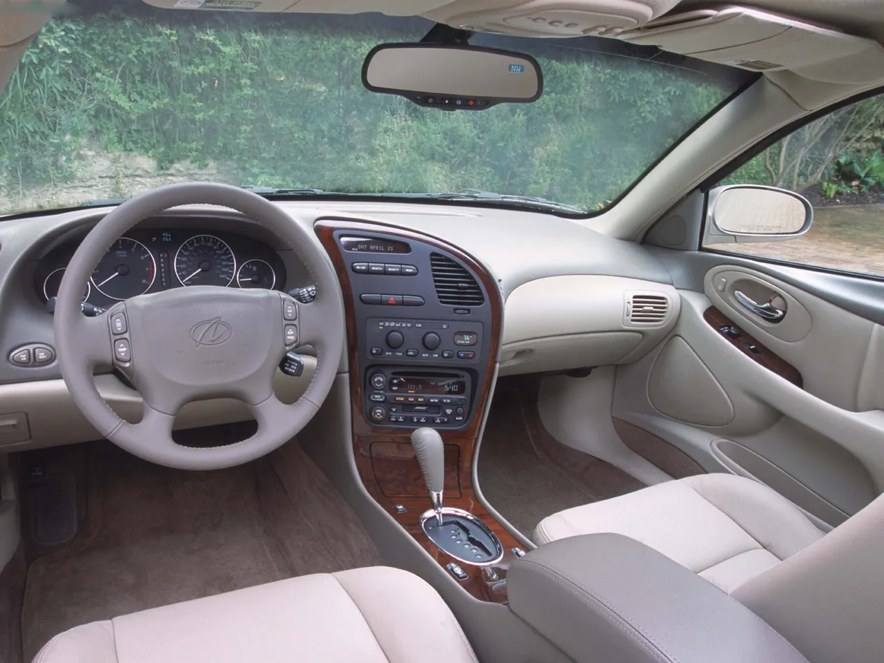 Oldsmobile Aurora (2002) – interiér