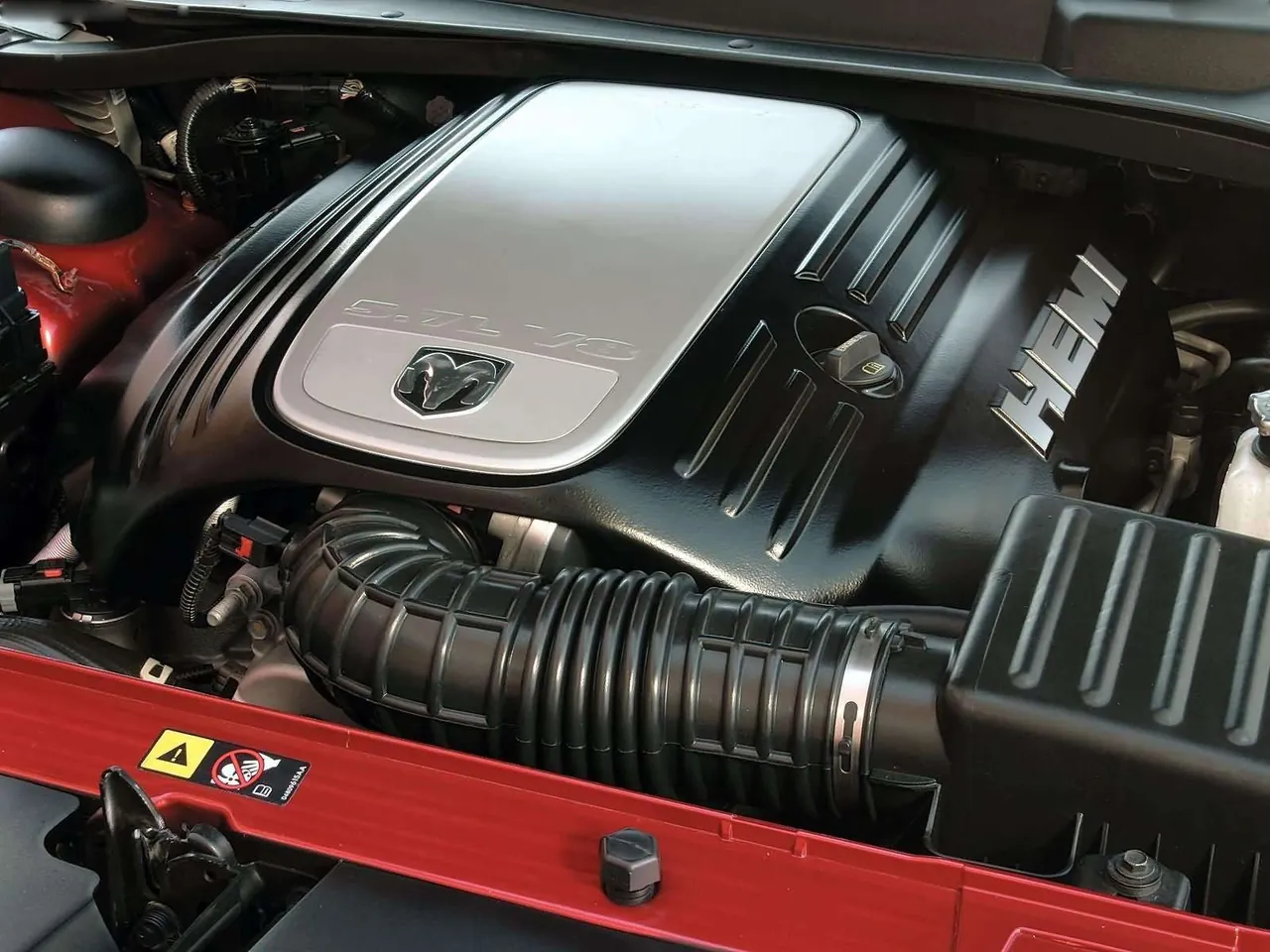 Dodge Magnum RT (2005) – motorový prostor