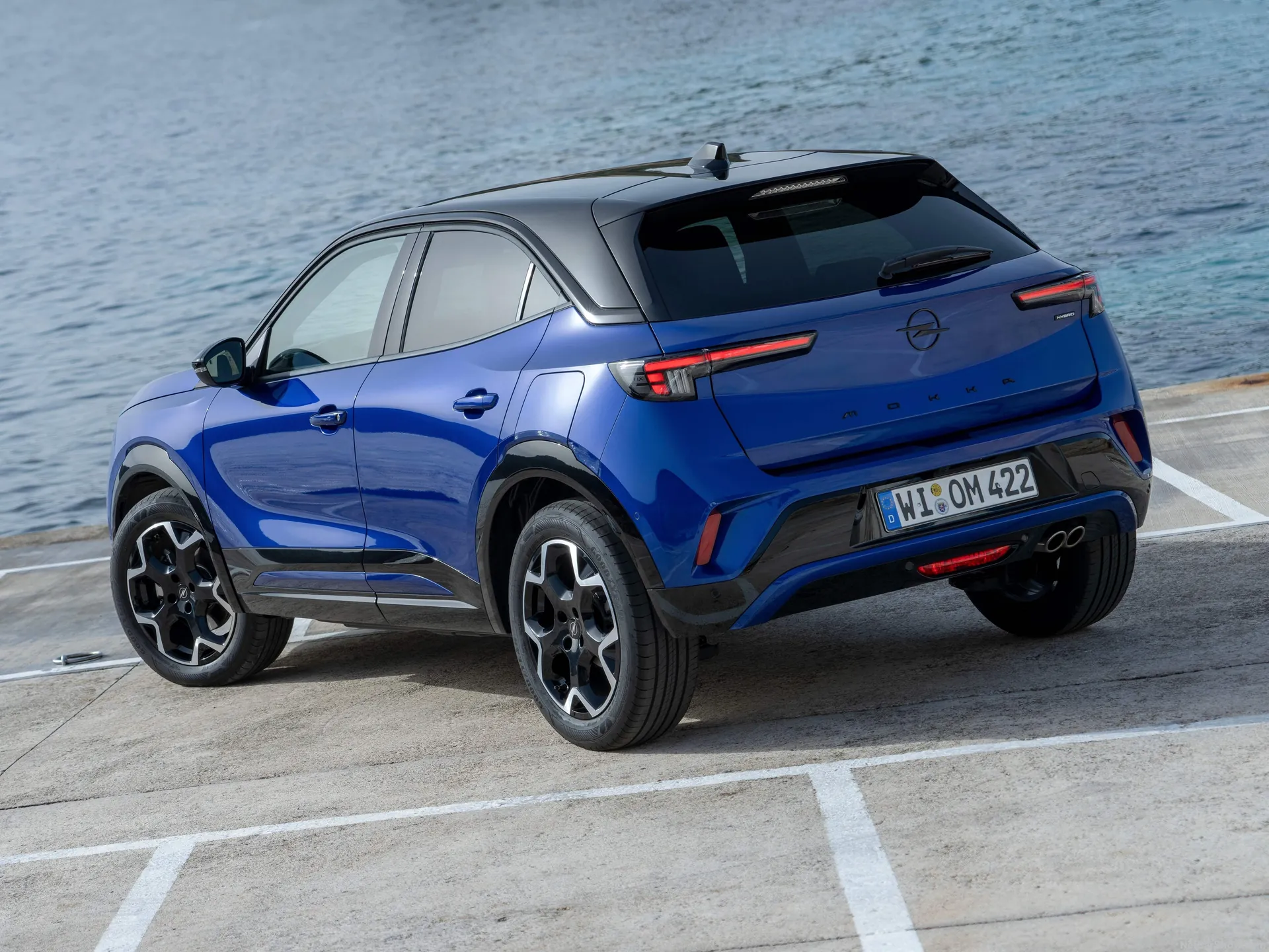 Opel Mokka Hybrid (2025) – zadní tříčtvrteční pohled