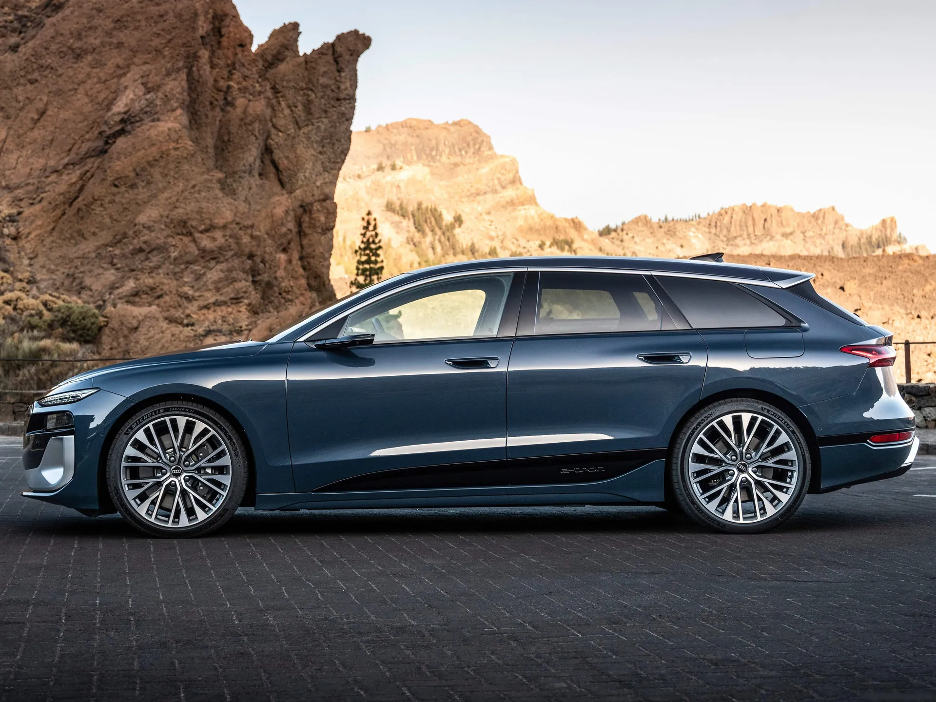 Audi S6 Avant e-tron (2025) – boční profil