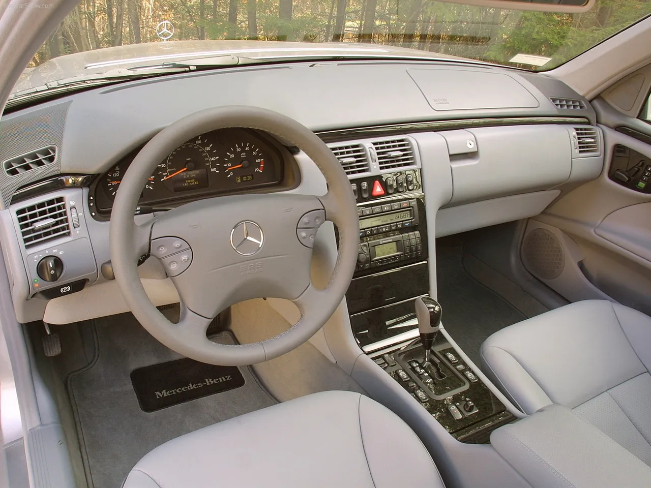 Mercedes-Benz E320 (2002) - Interior