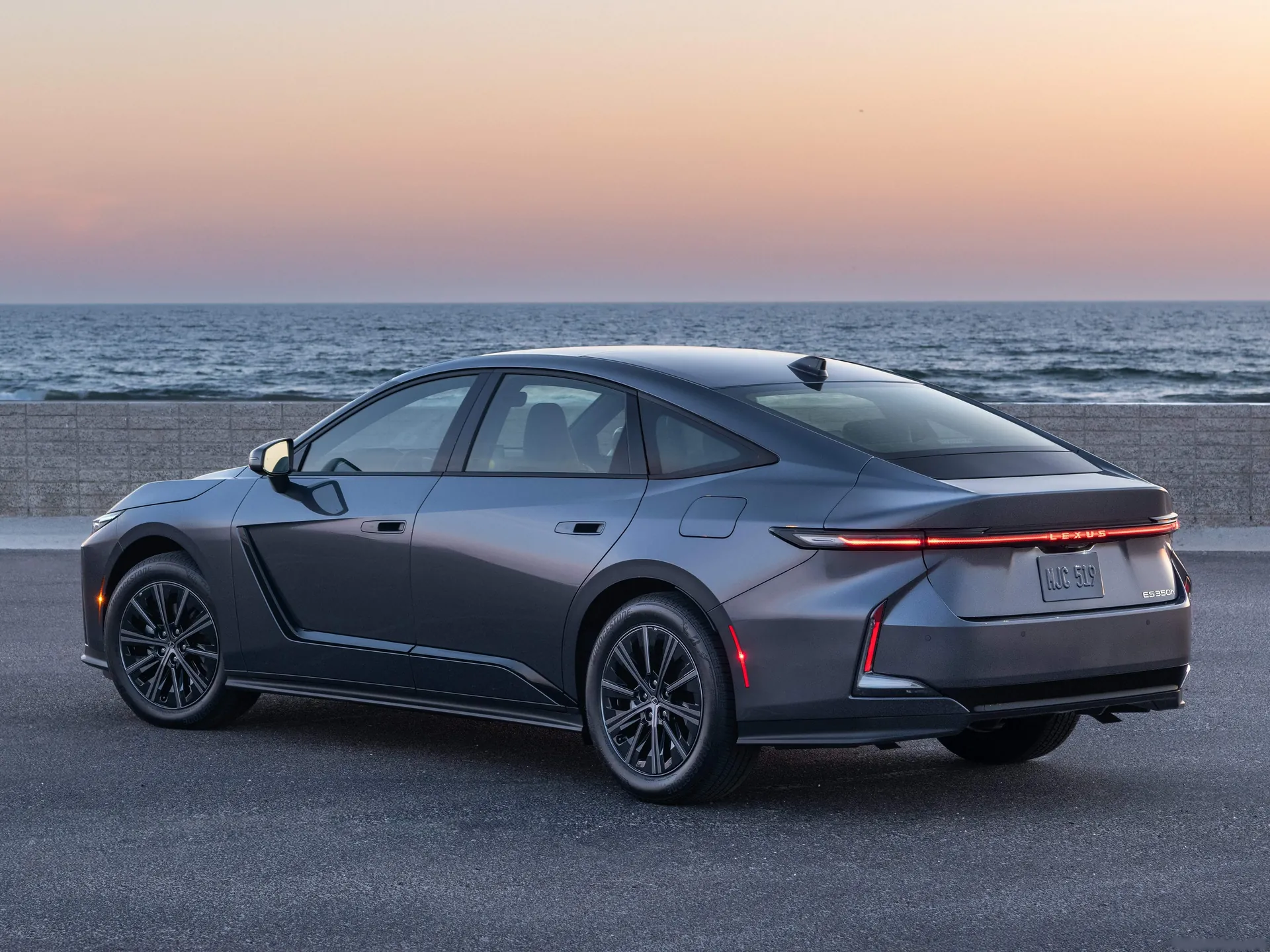 Lexus ES 350h (2026) – zadní tříčtvrteční pohled