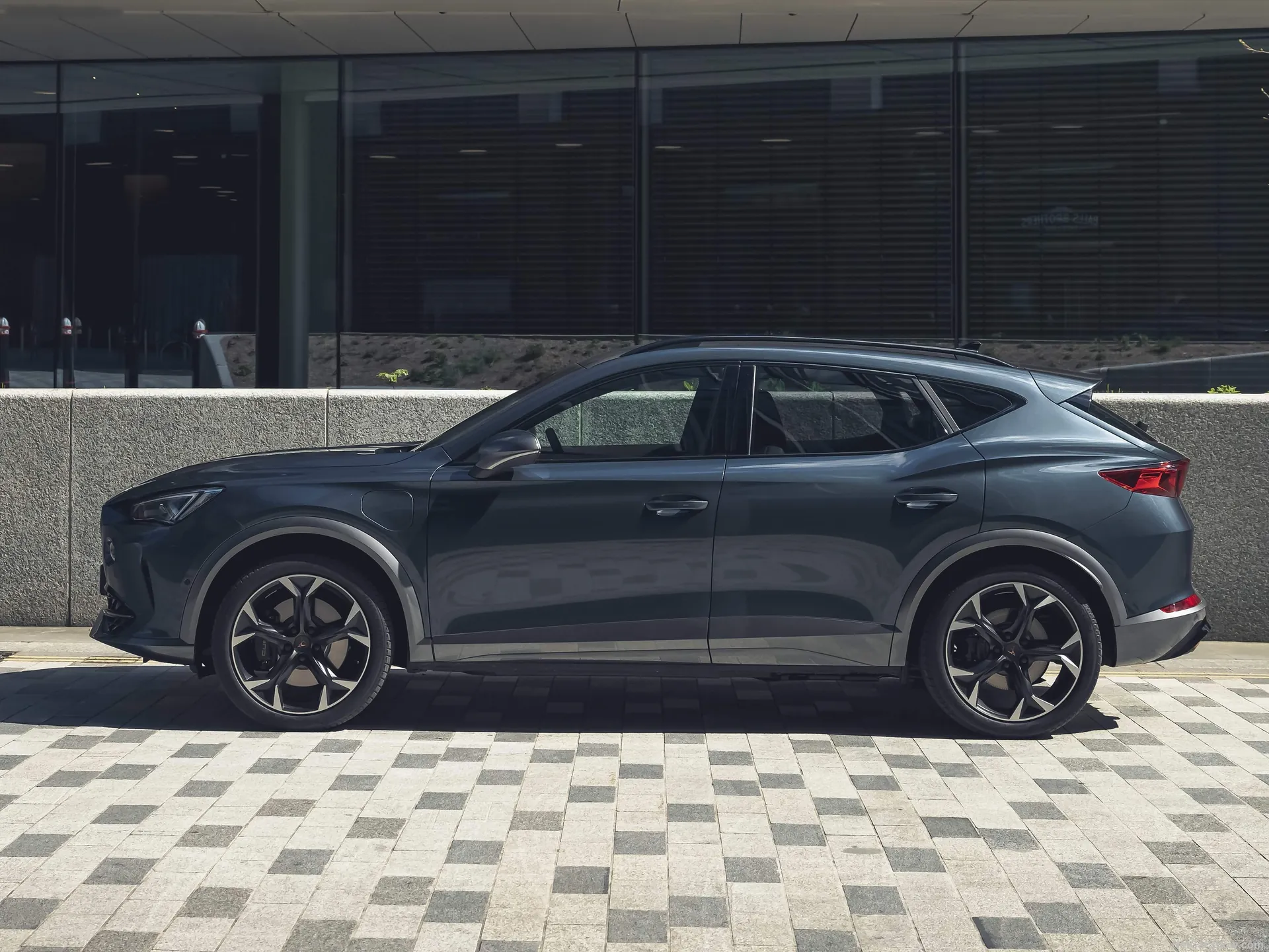 Cupra Formentor e-Hybrid [UK] (2021) – boční profil