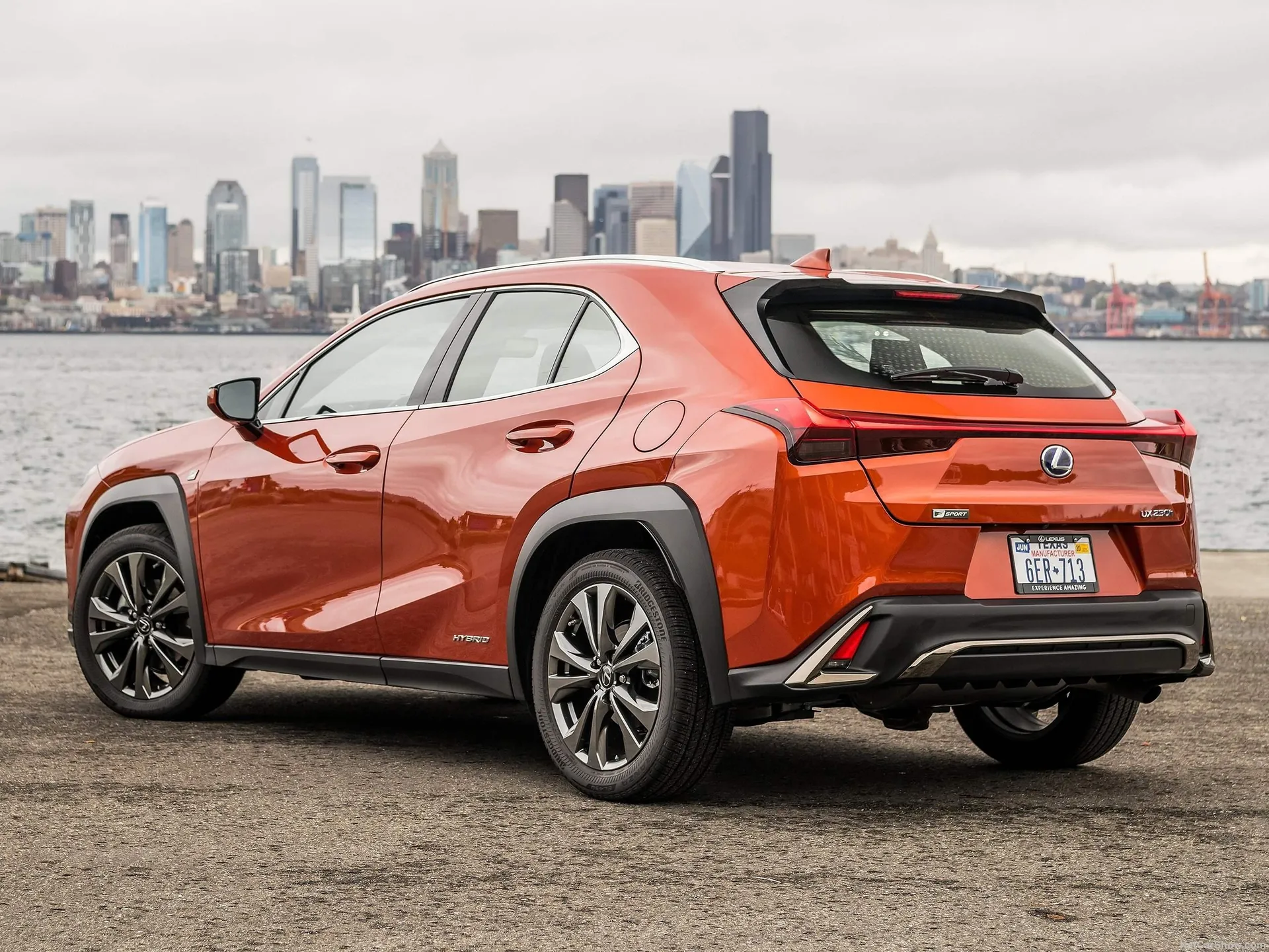Lexus UX [US] (2019) – zadní tříčtvrteční pohled