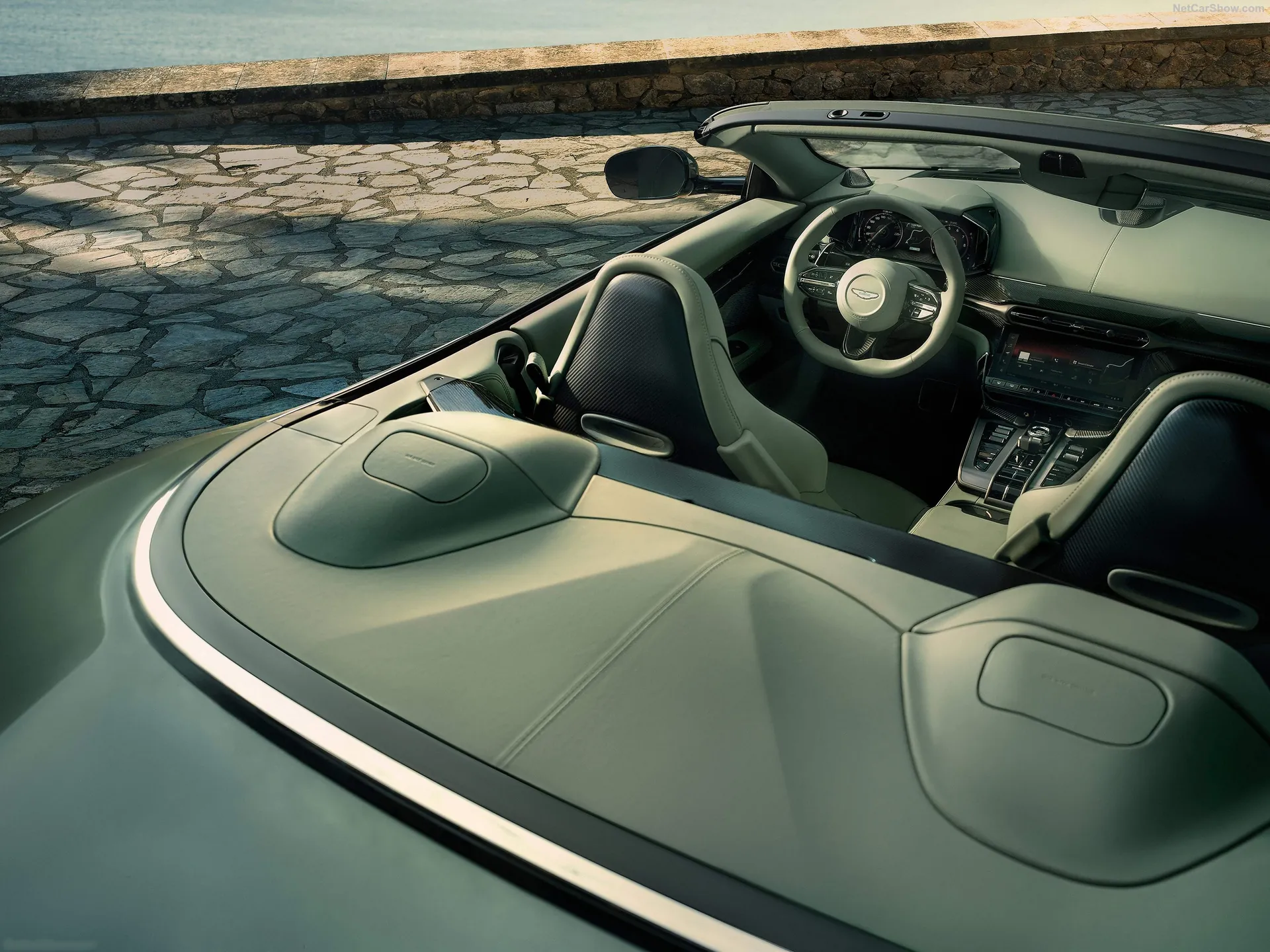 Aston Martin Vanquish Volante (2026) - Interior