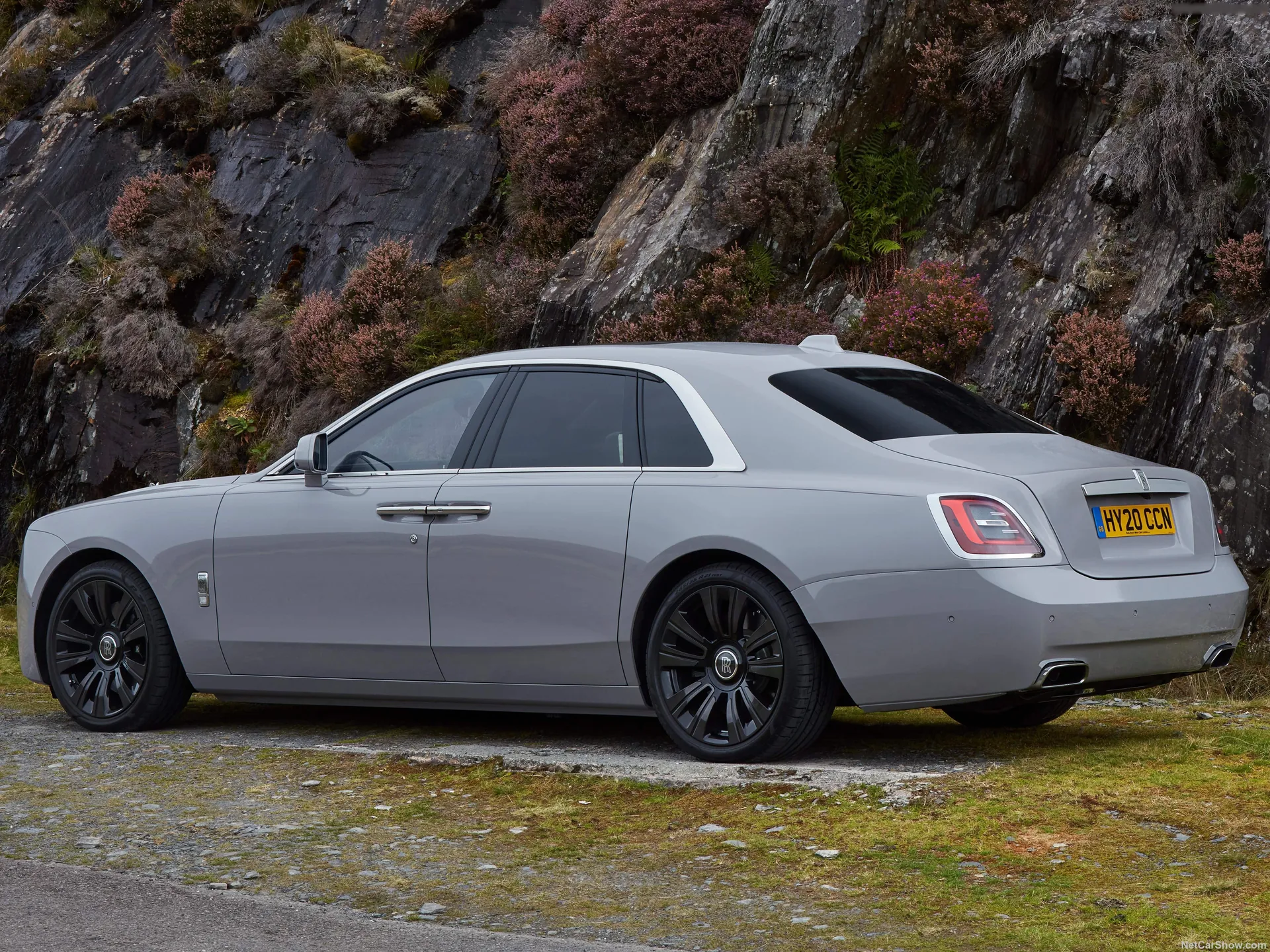 Rolls-Royce Ghost (2021) – zadní tříčtvrteční pohled
