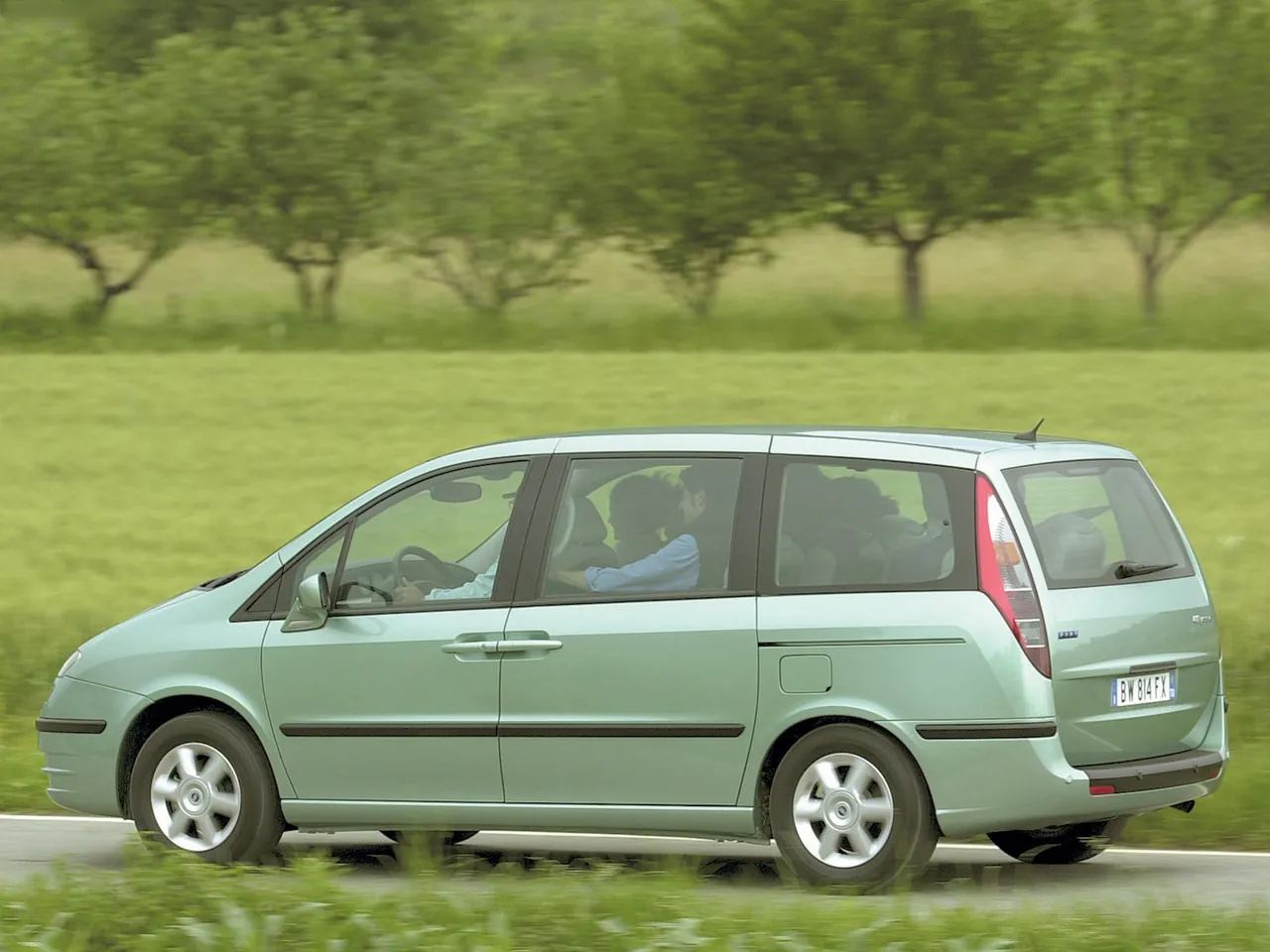 Fiat Ulysse 2.0 JTD (2002) – zadní tříčtvrteční pohled