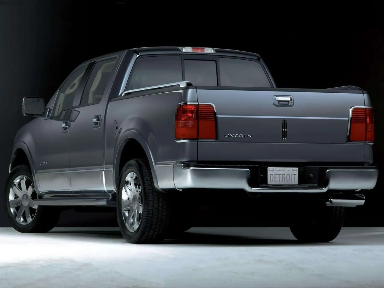 Lincoln Mark LT (2006) – zadní tříčtvrteční pohled