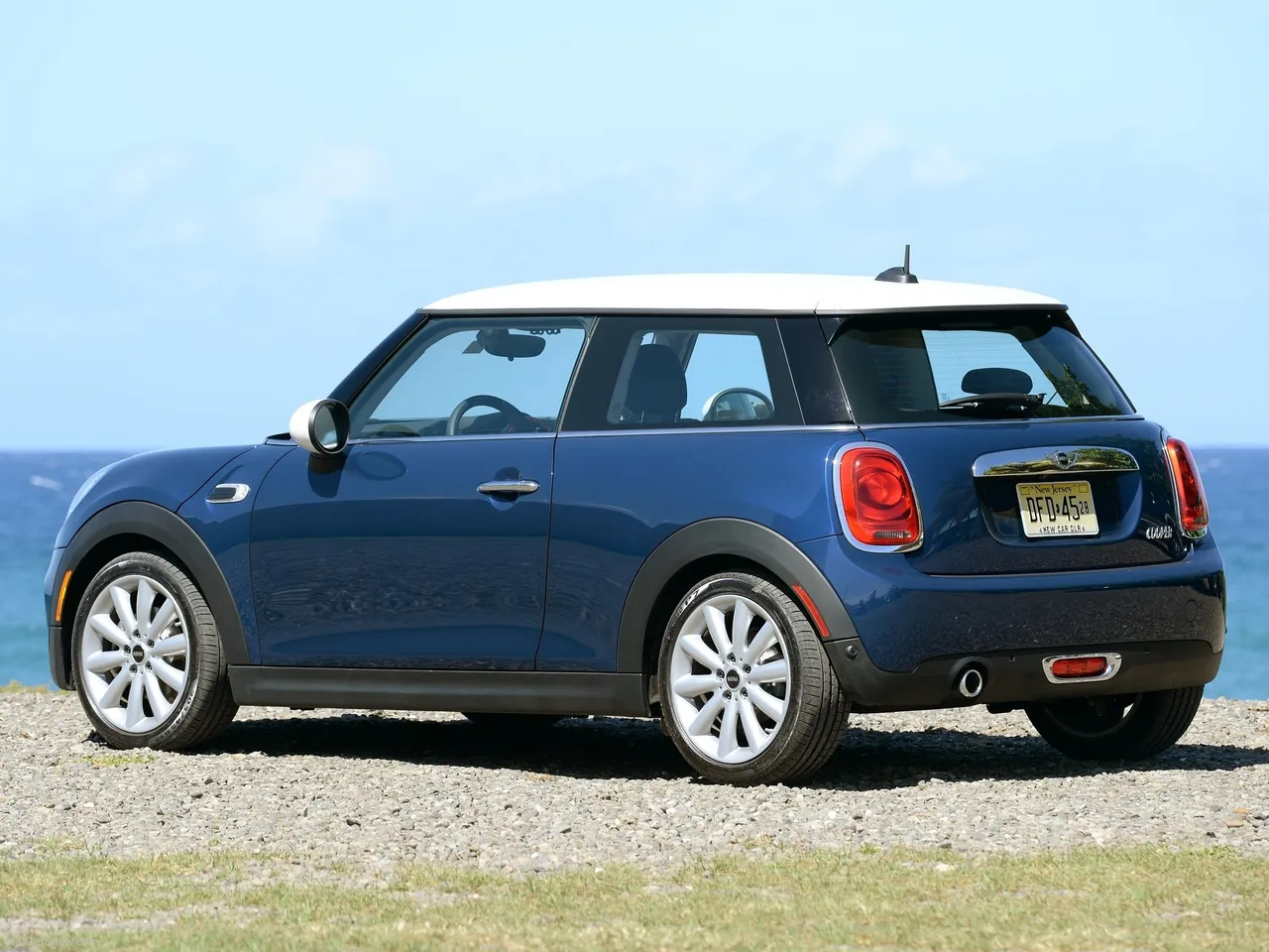 Mini Cooper (2015) – zadní tříčtvrteční pohled