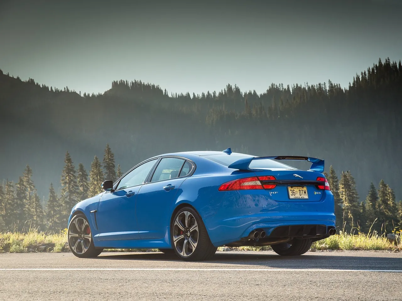 Jaguar XFR-S (2014) – zadní tříčtvrteční pohled