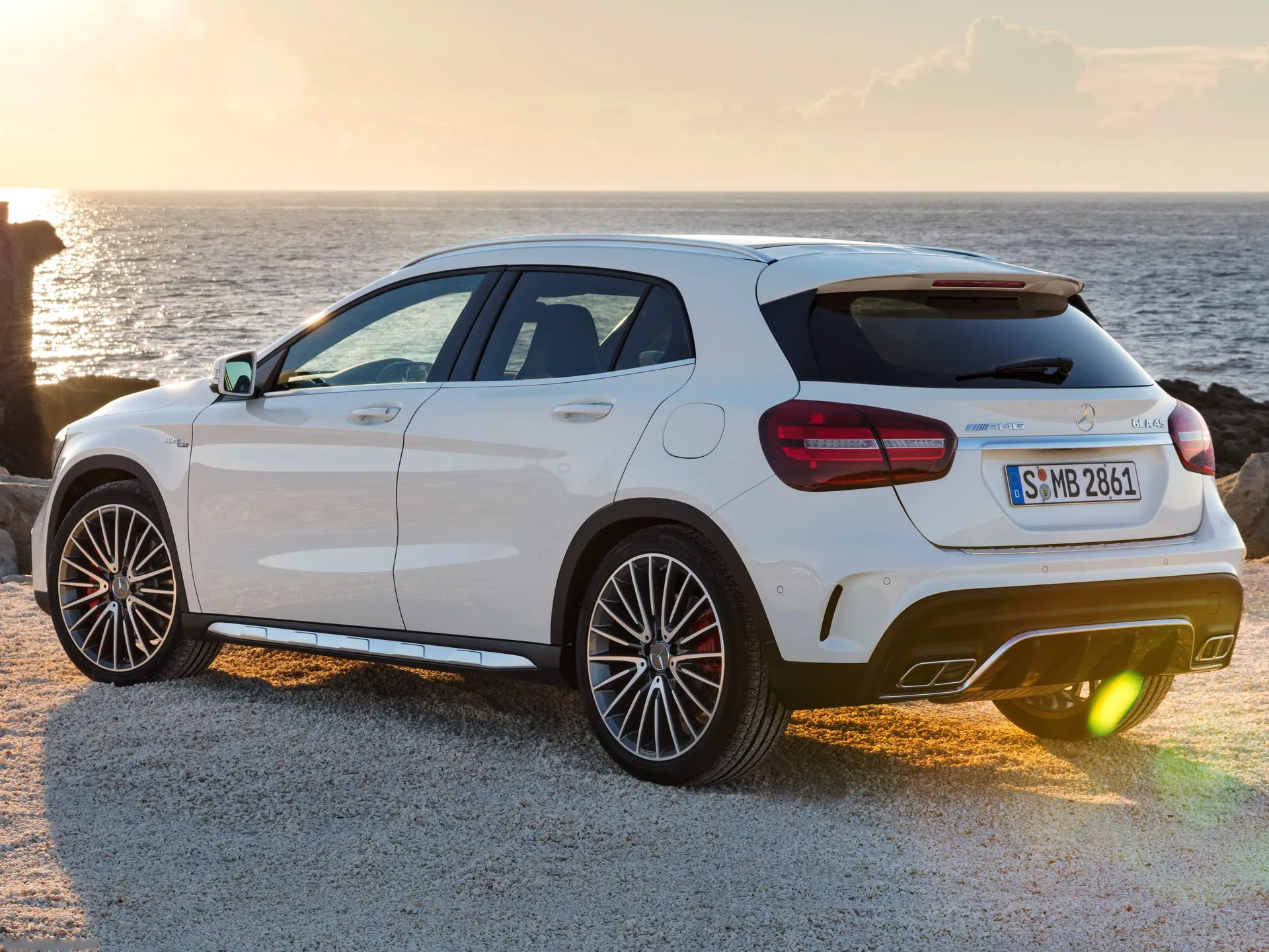 Mercedes-Benz GLA45 AMG (2018) – zadní tříčtvrteční pohled