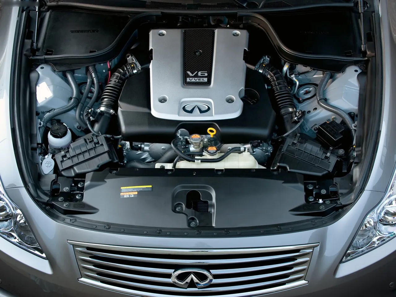 Infiniti G37 Convertible (2009) – motorový prostor