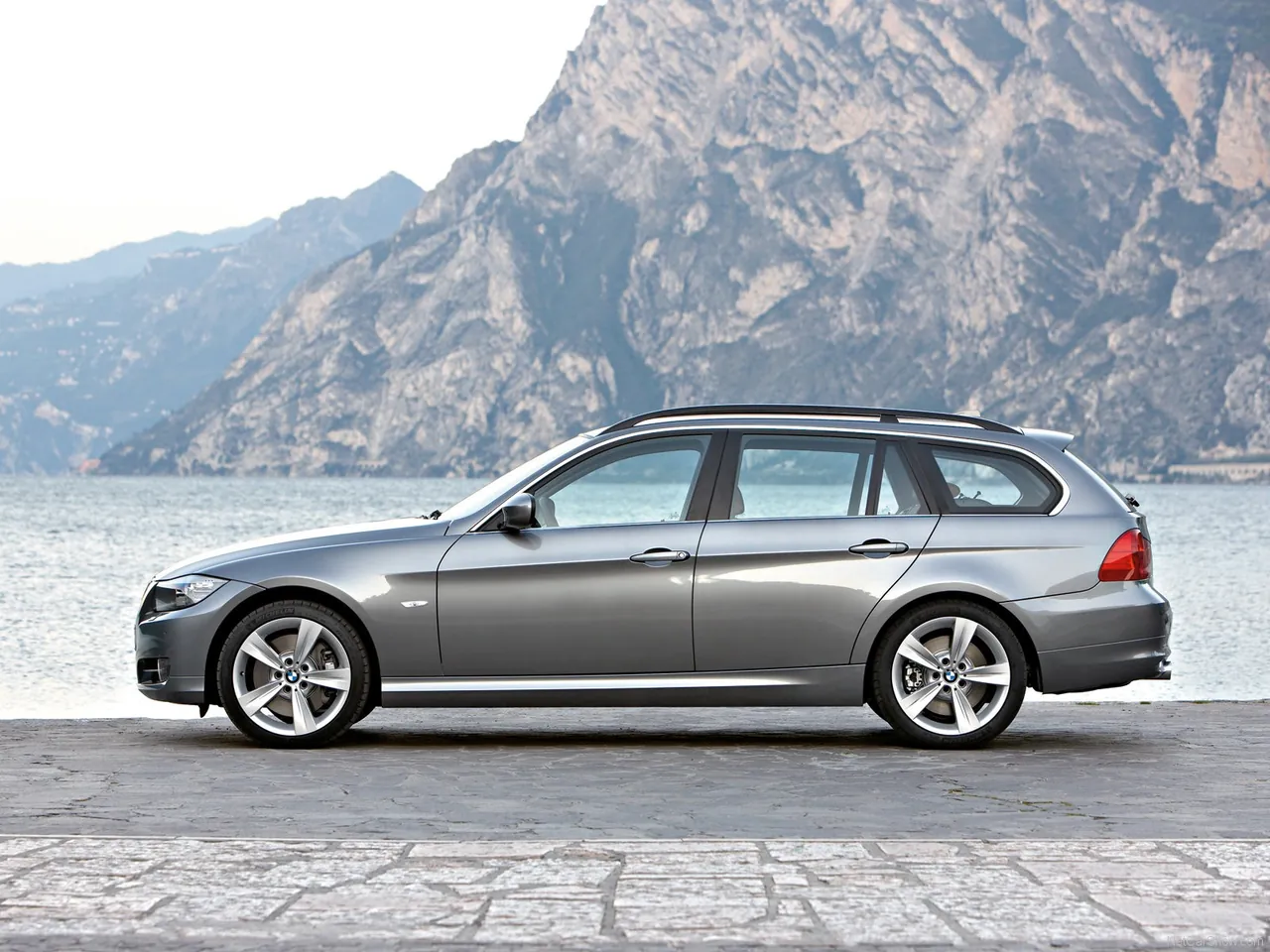 BMW 3-Series Touring (2009) - Side Profile