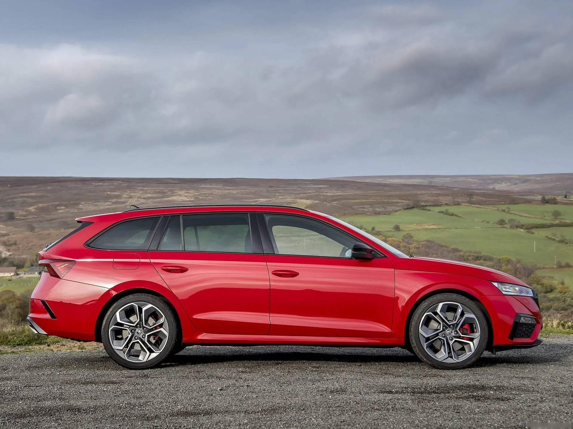 Skoda Octavia vRS Estate [UK] (2020) – boční profil