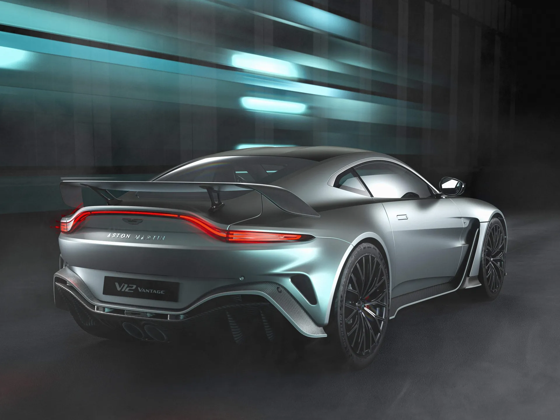 Aston Martin V12 Vantage (2023) – zadní tříčtvrteční pohled