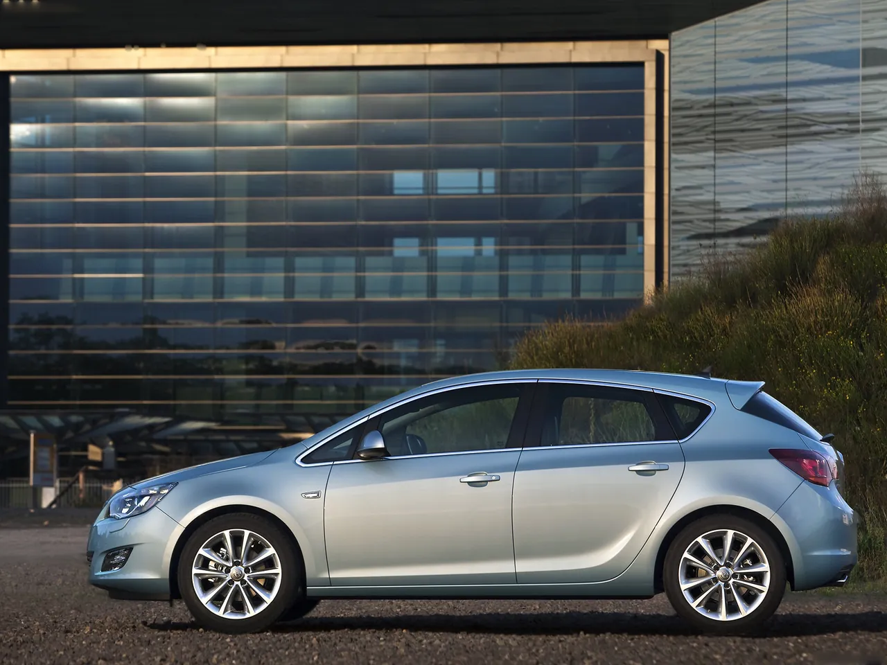 Opel Astra (2010) – boční profil