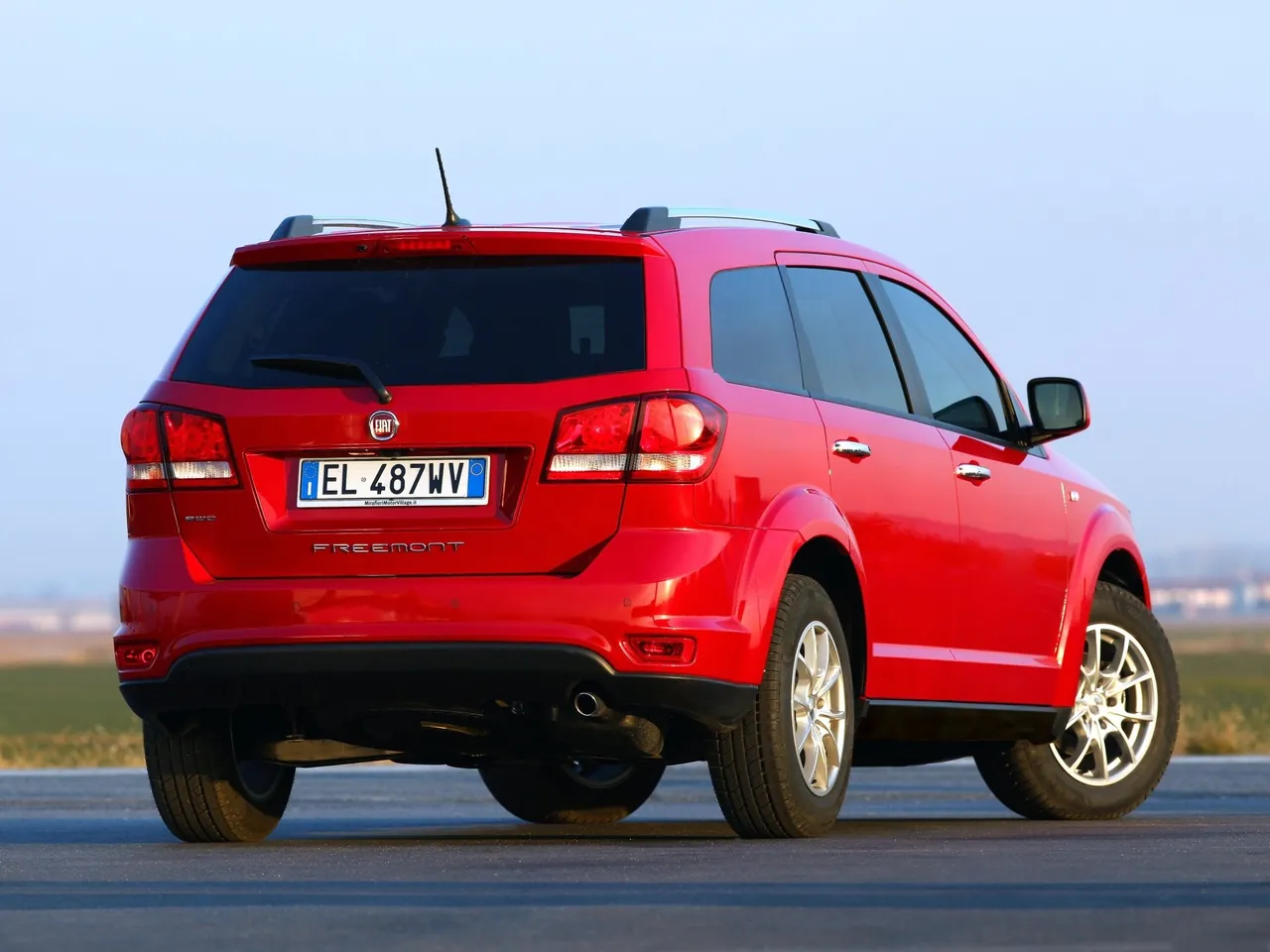 Fiat Freemont AWD (2012) – zadní tříčtvrteční pohled