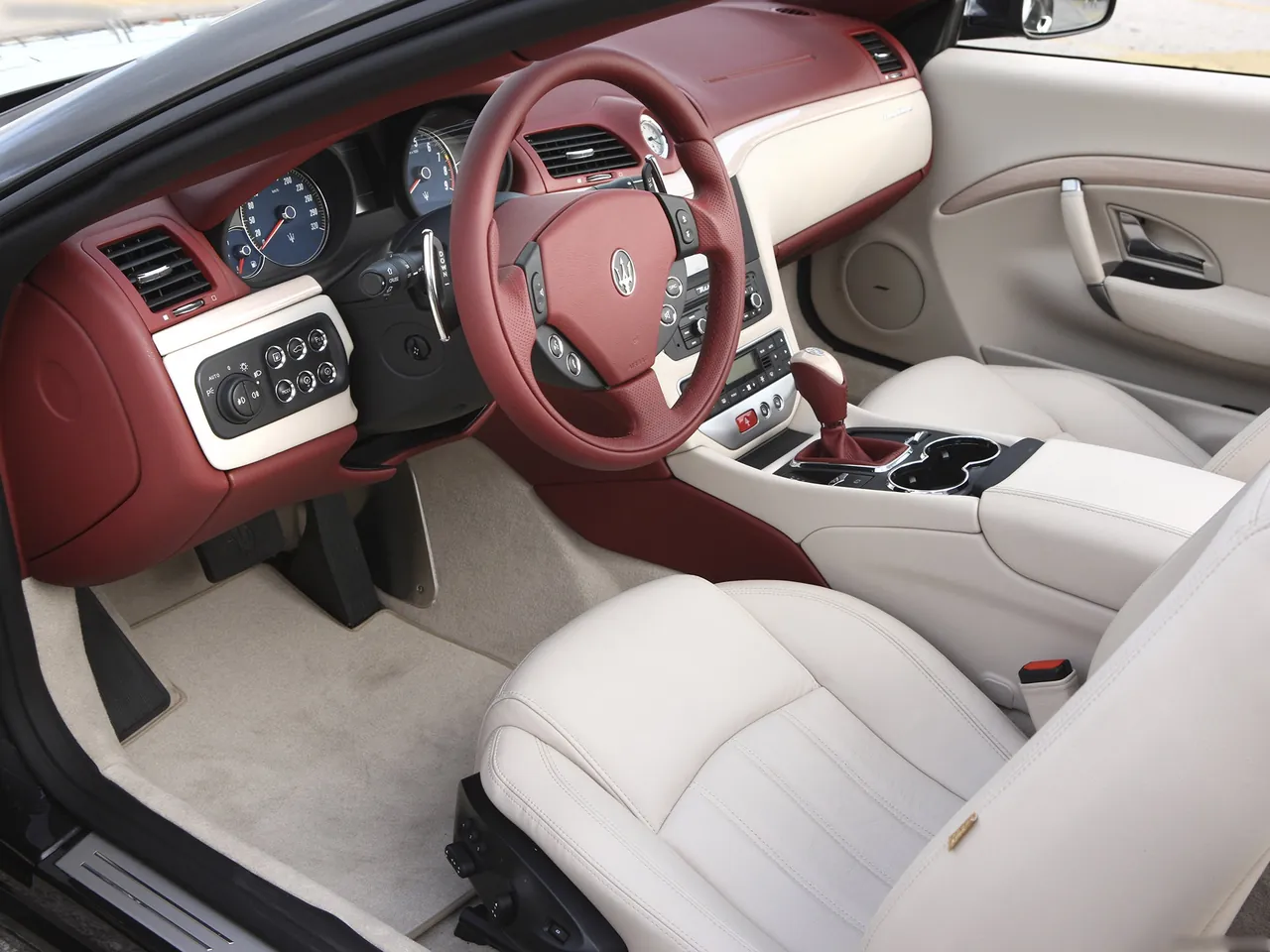 Maserati GranCabrio (2011) – interiér