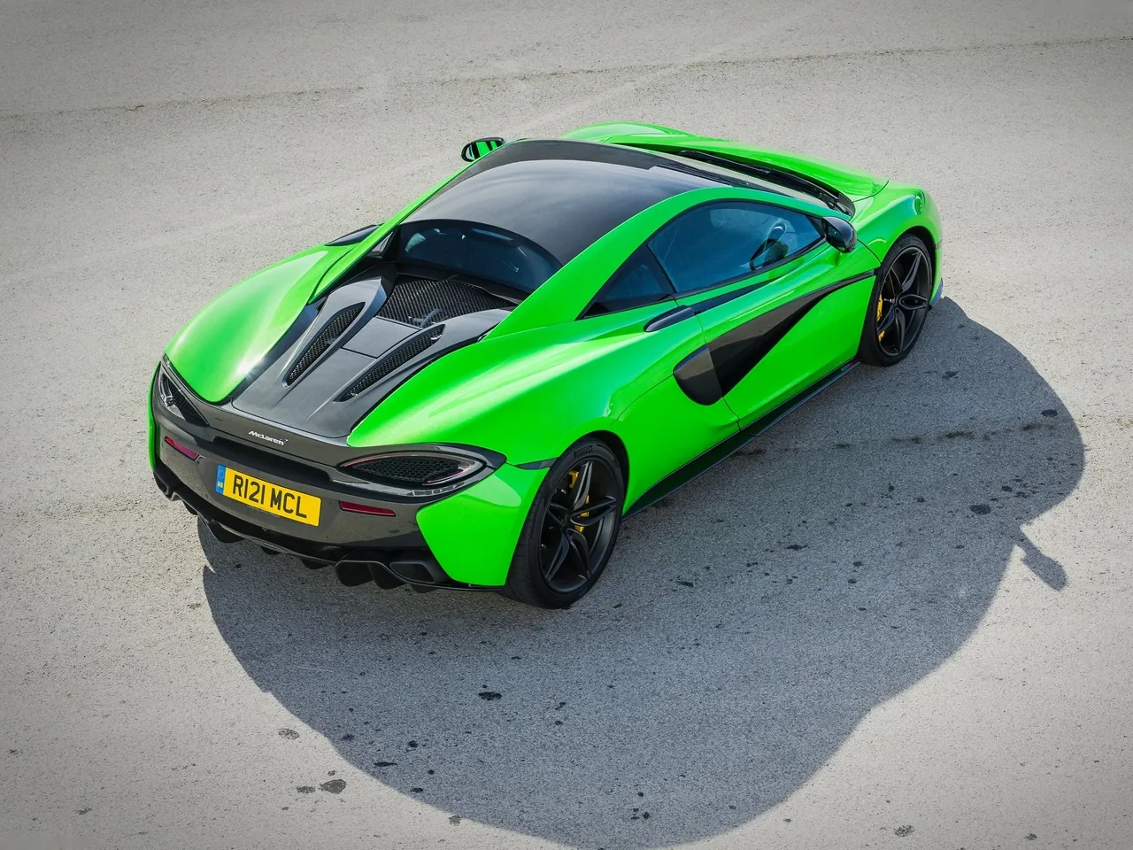 McLaren 570S Coupe (2016) – zadní tříčtvrteční pohled