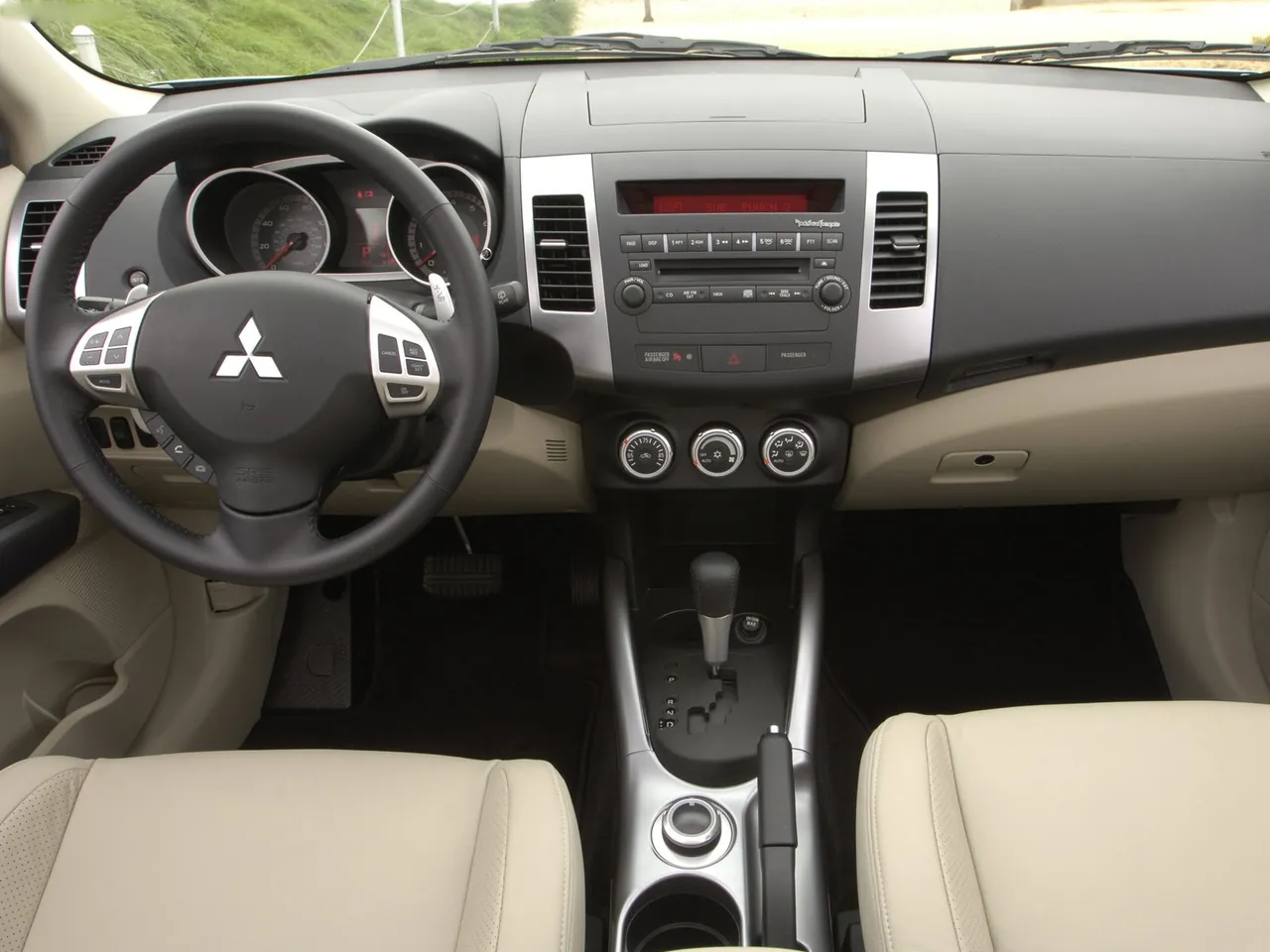 Mitsubishi Outlander Urban (2007) – interiér