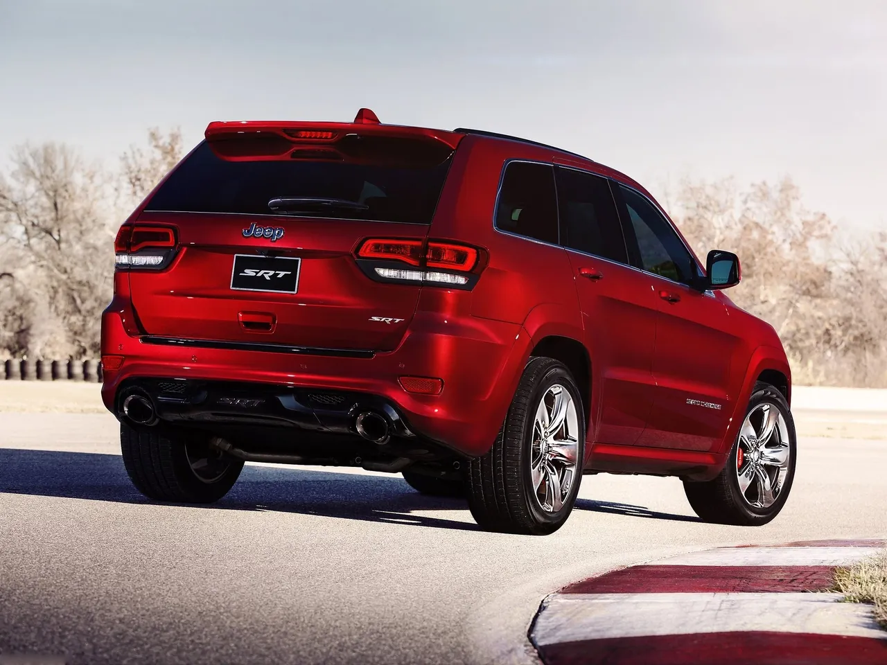 Jeep Grand Cherokee SRT (2014) – zadní tříčtvrteční pohled