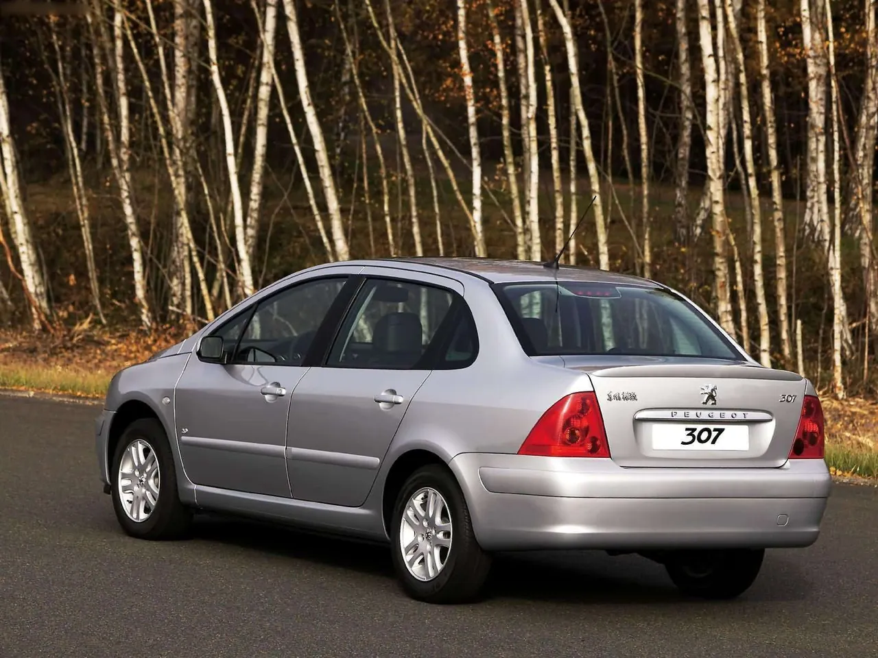 Peugeot 307 Sedan 2.0 (2004) – zadní tříčtvrteční pohled