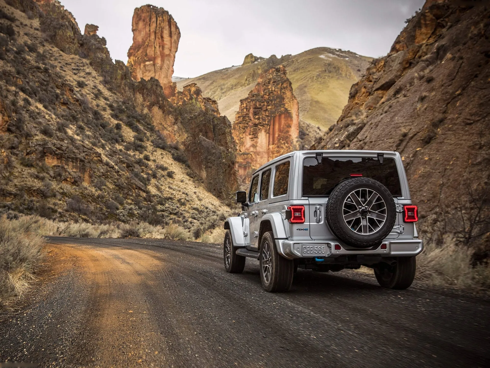 Jeep Wrangler 4xe (2024) – zadní tříčtvrteční pohled