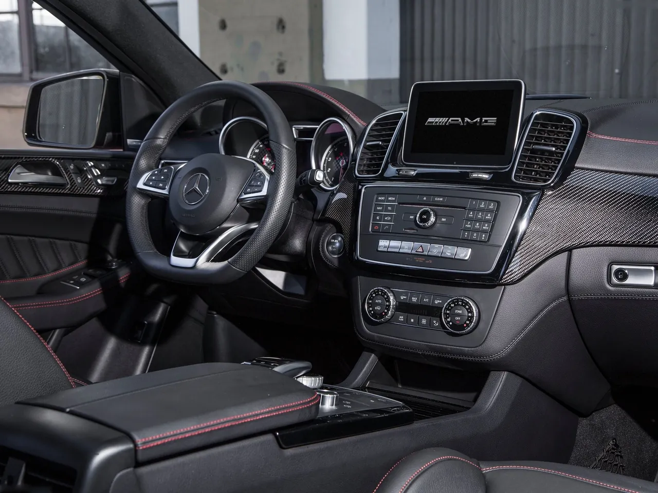 Mercedes-Benz GLE450 AMG Coupe (2016) – interiér