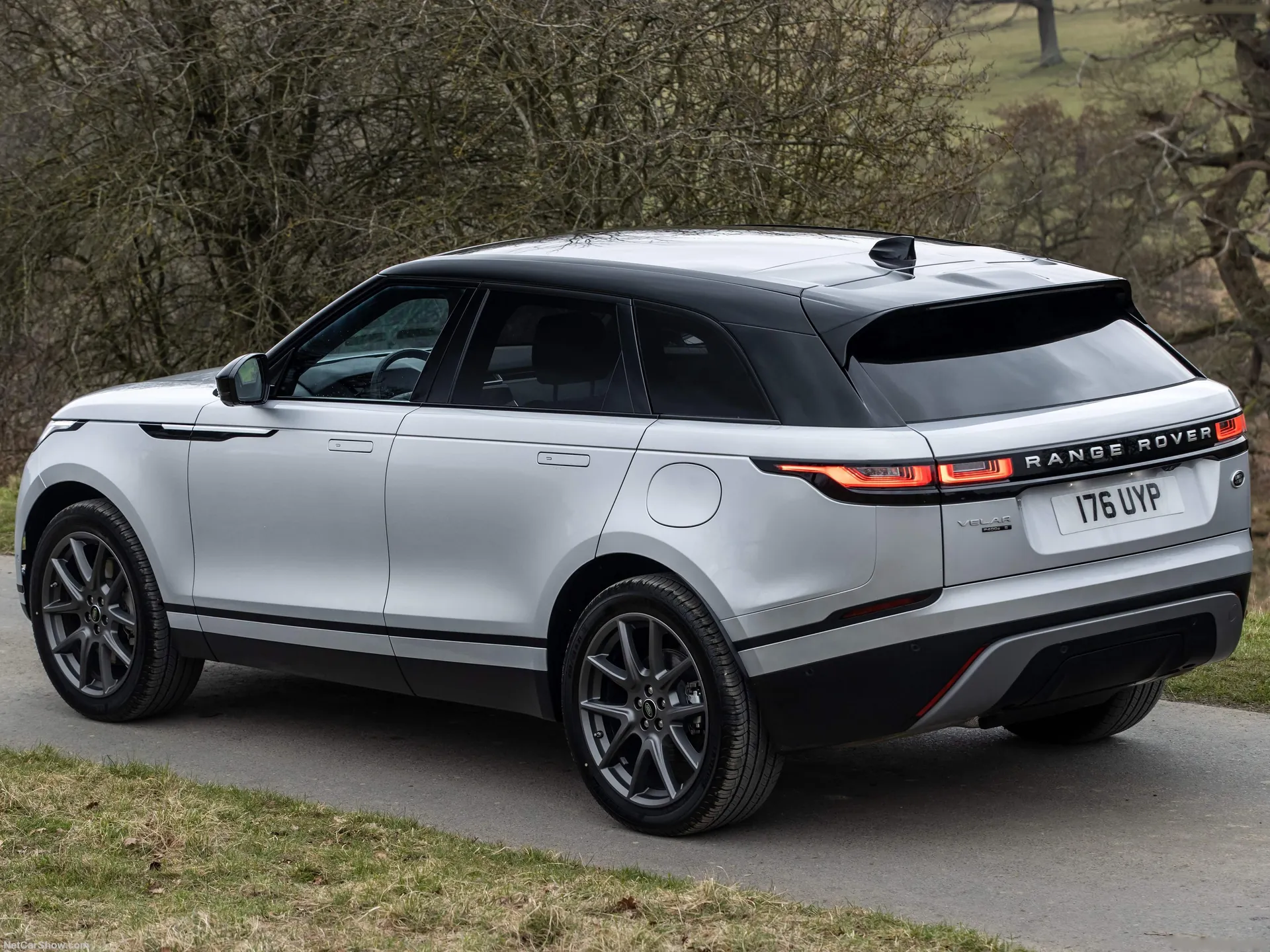Land Rover Range Rover Velar (2021) – zadní tříčtvrteční pohled
