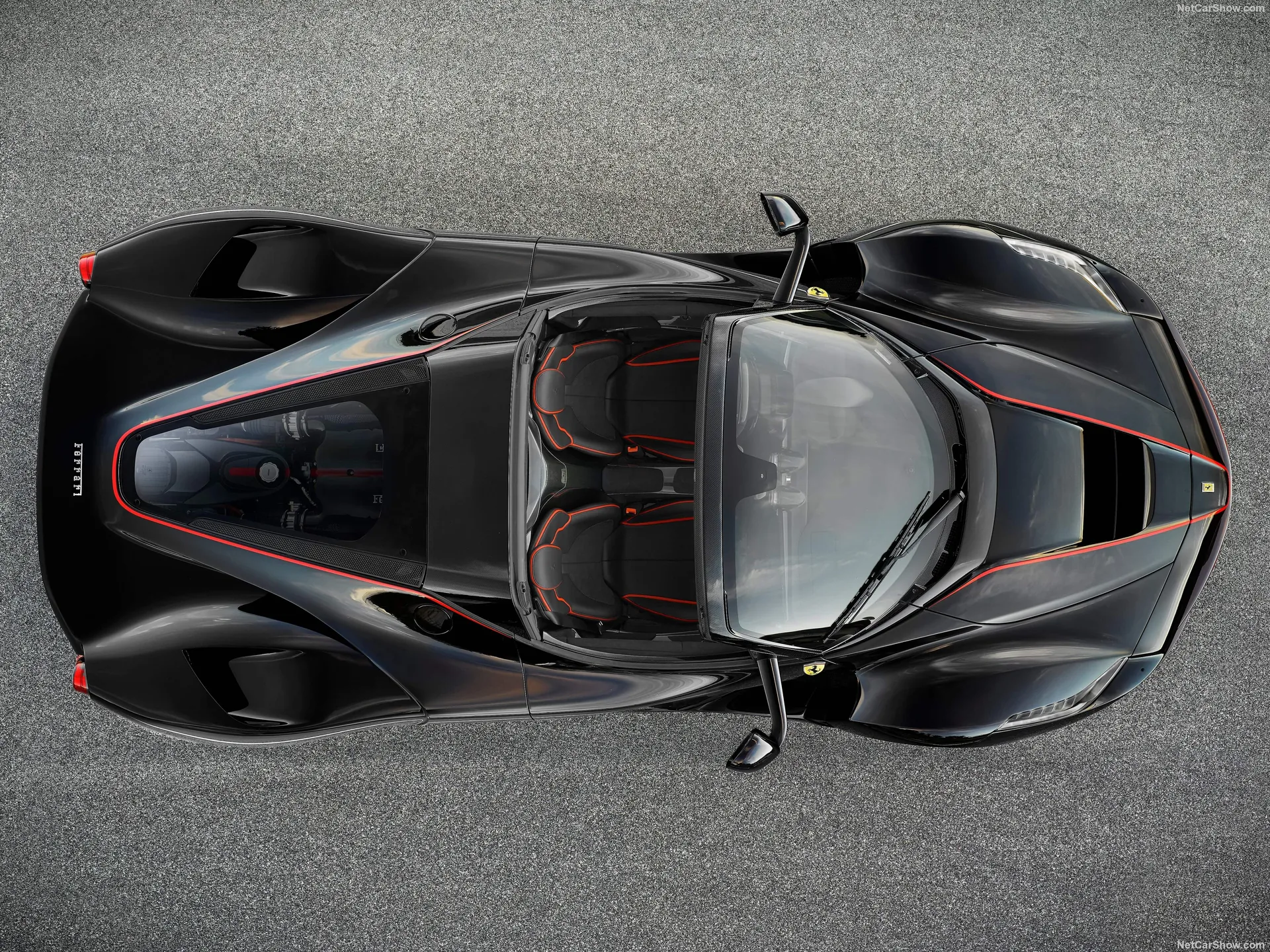 Ferrari LaFerrari Aperta (2017) – pohled shora