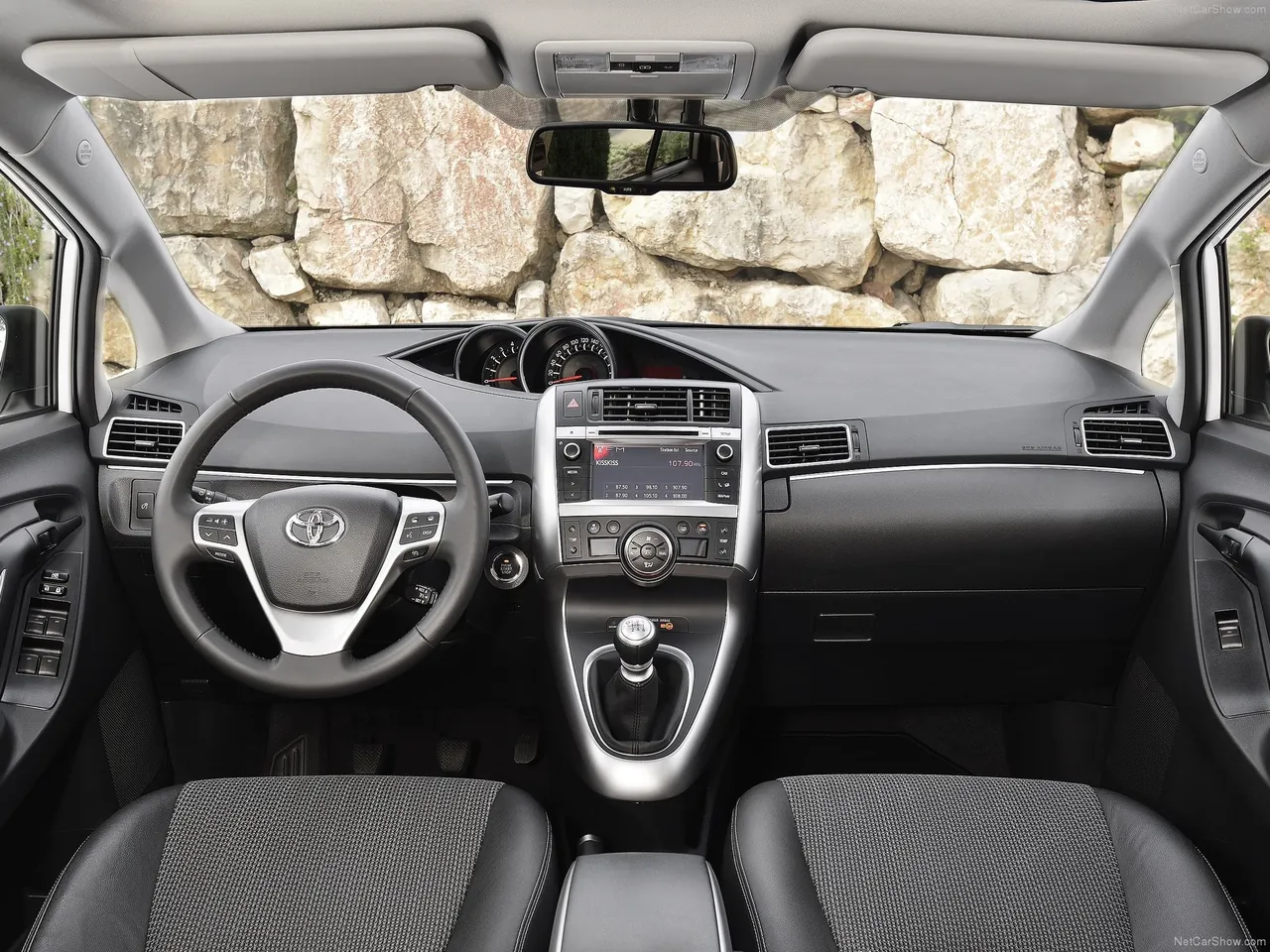 Toyota Verso (2013) – interiér