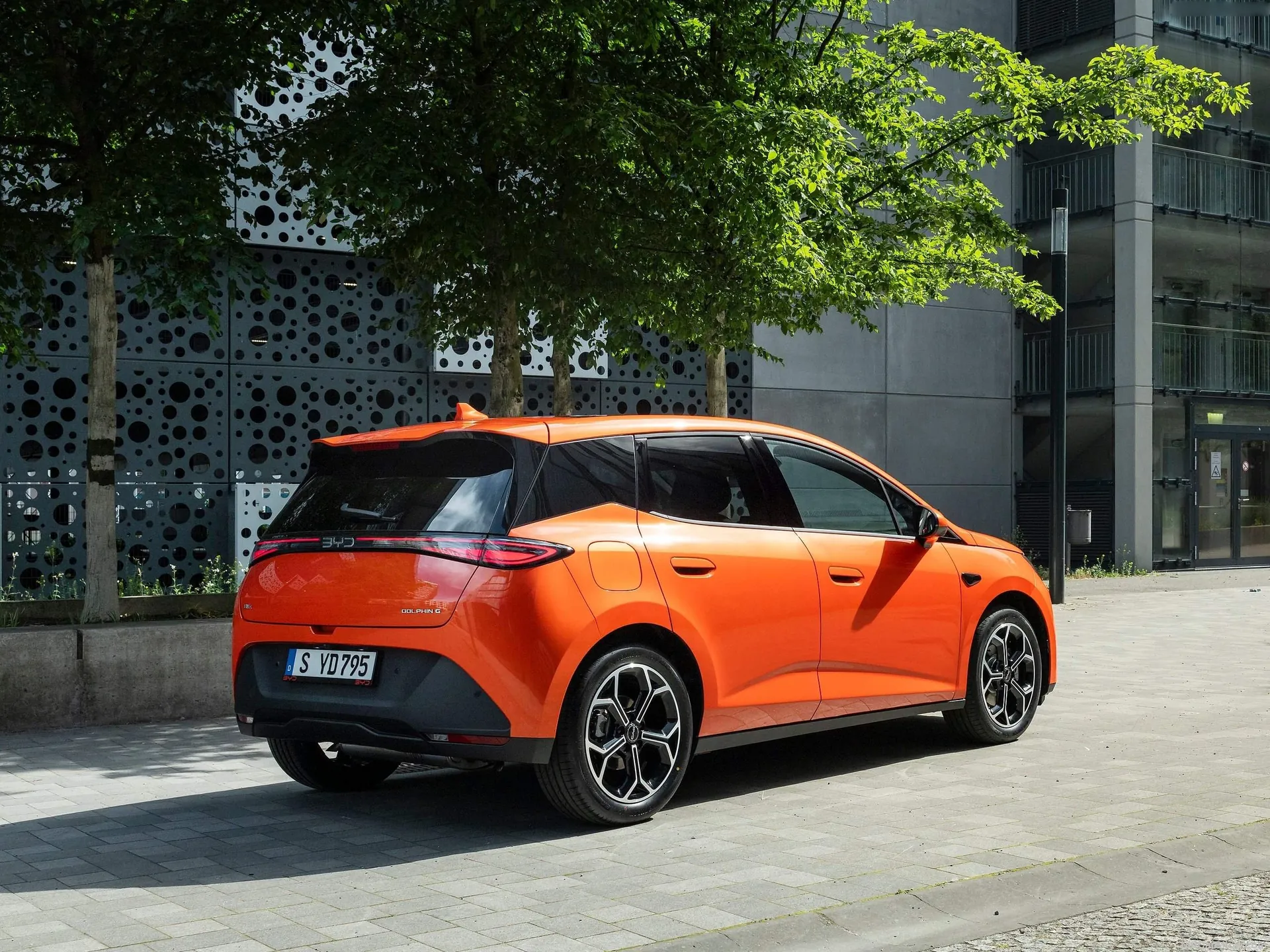 BYD Dolphin G DM-i (2027) – zadní tříčtvrteční pohled