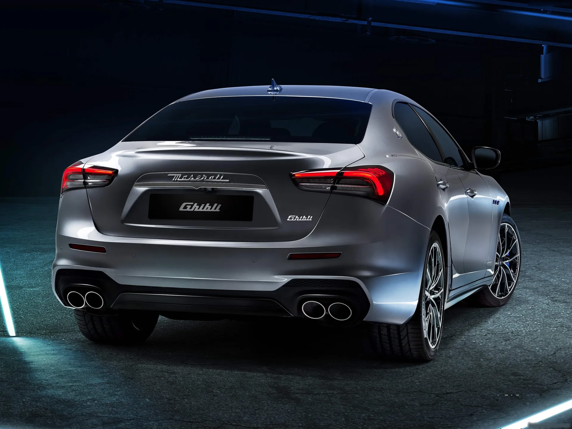 Maserati Ghibli Hybrid (2021) – zadní tříčtvrteční pohled