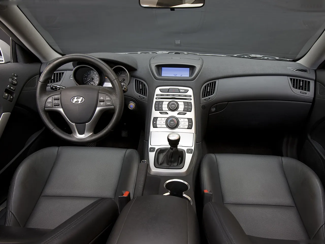 Hyundai Genesis Coupe (2010) – interiér