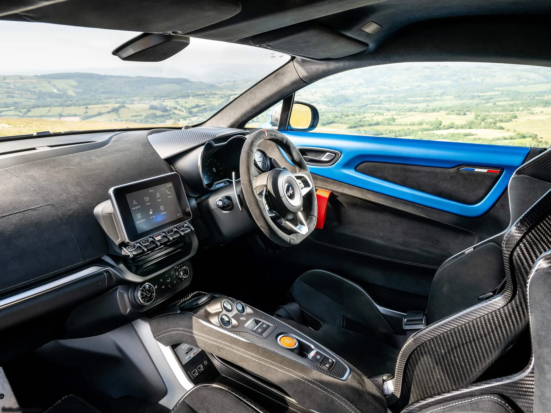 Alpine A110 R [UK] (2023) – interiér