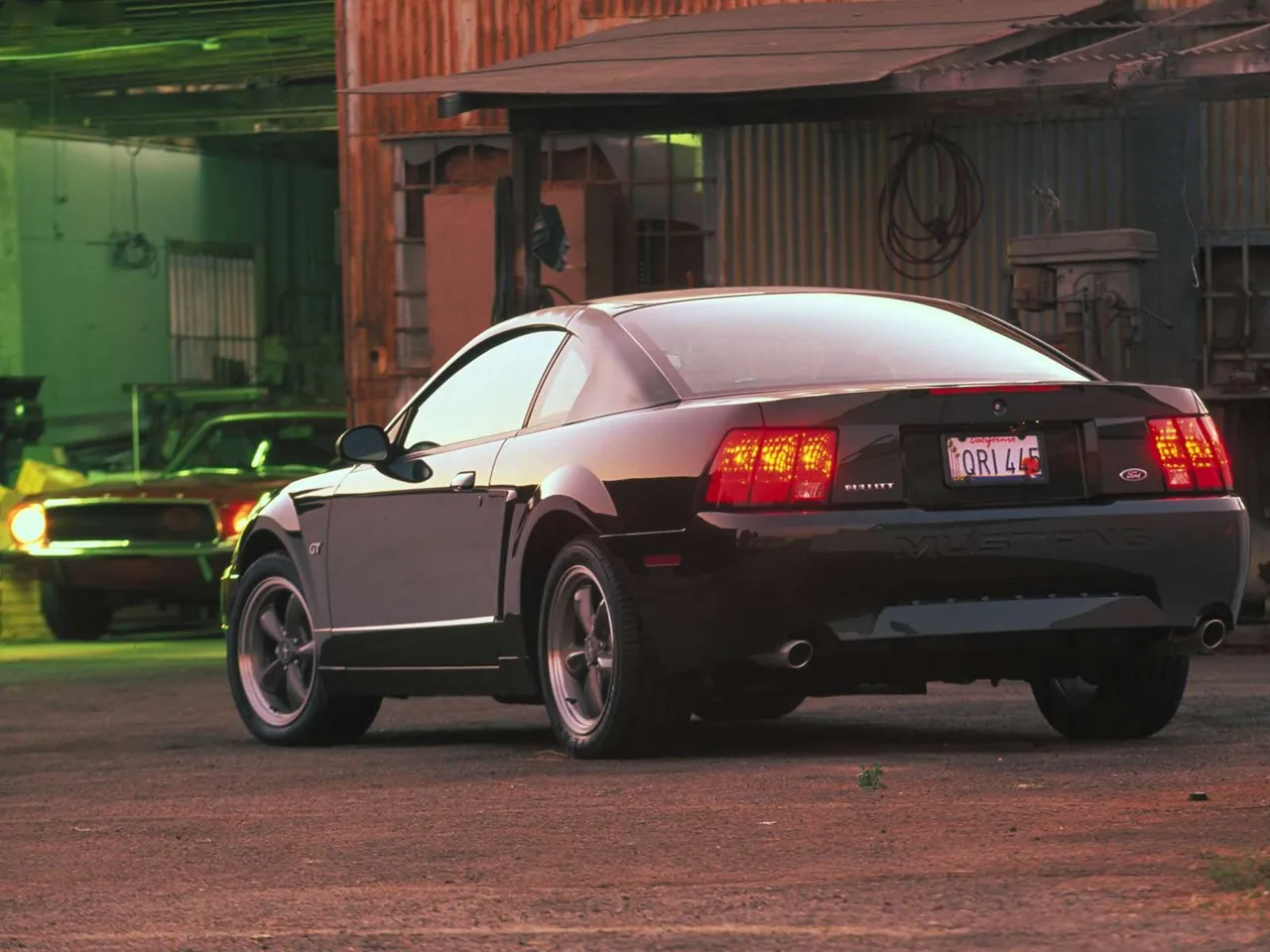 Ford Mustang Bullitt GT (2001) – zadní tříčtvrteční pohled
