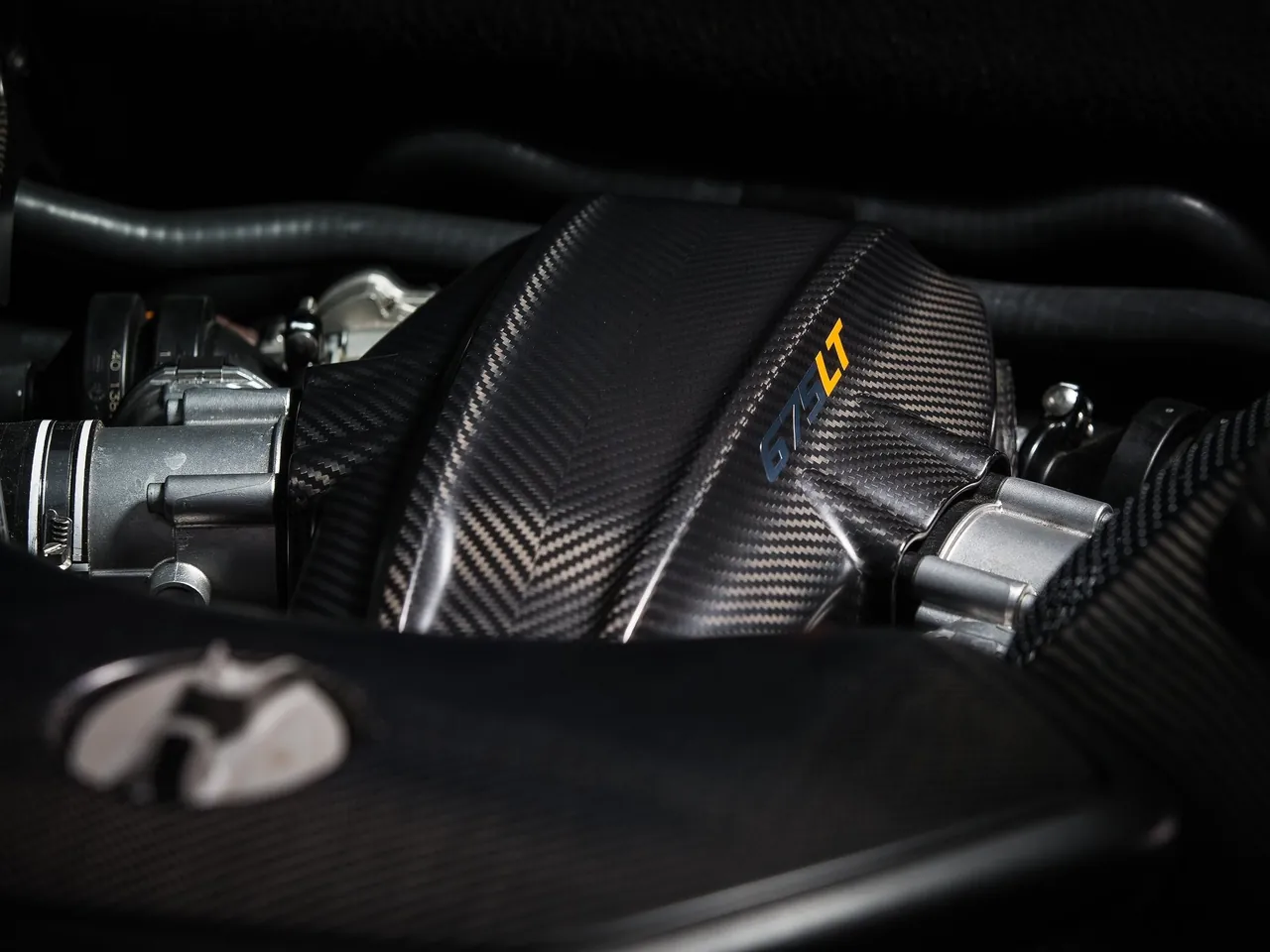 McLaren 675LT (2016) – motorový prostor