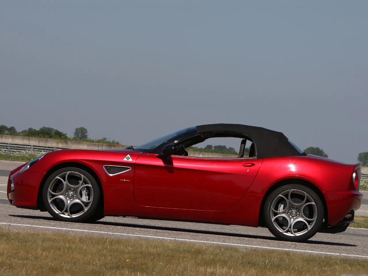 Alfa Romeo 8C Spider (2009) – boční profil
