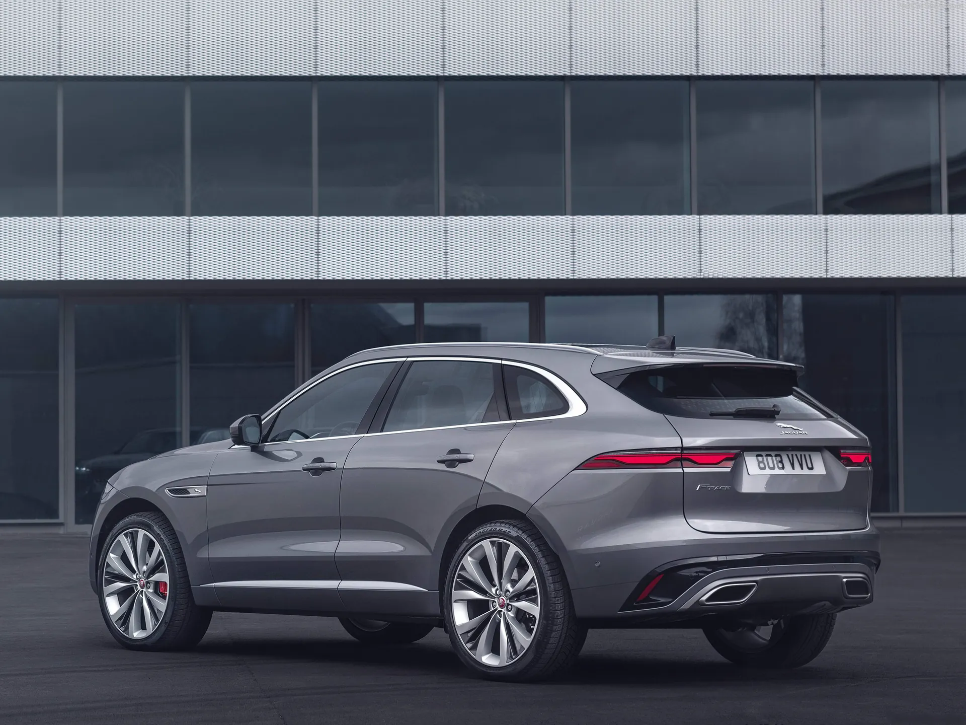 Jaguar F-Pace (2021) – zadní tříčtvrteční pohled
