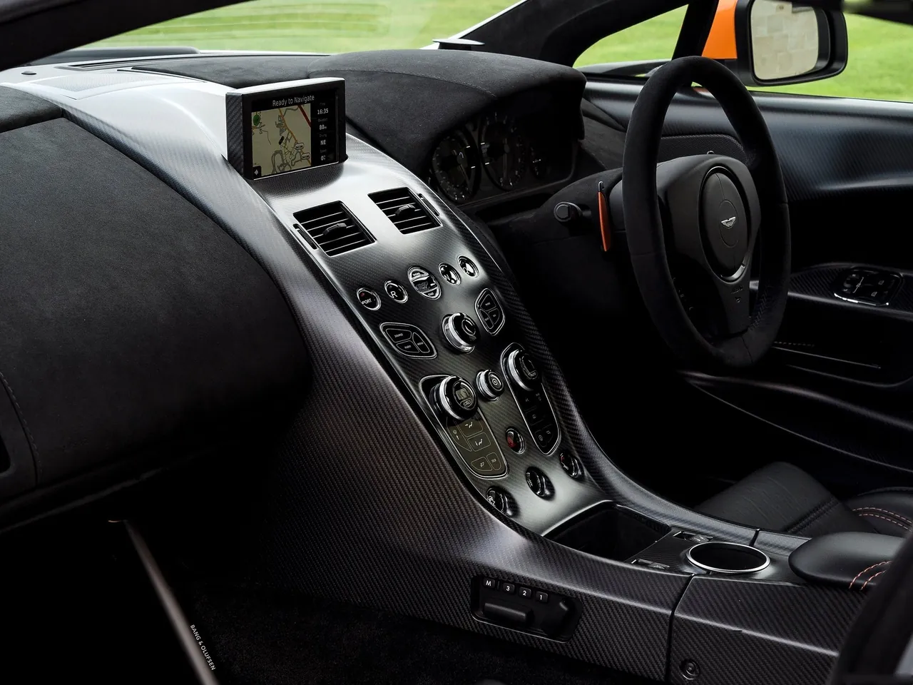 Aston Martin Vantage GT12 (2015) – interiér
