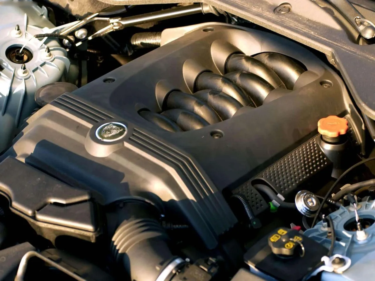 Jaguar XJ8 Vanden Plas (2004) – motorový prostor