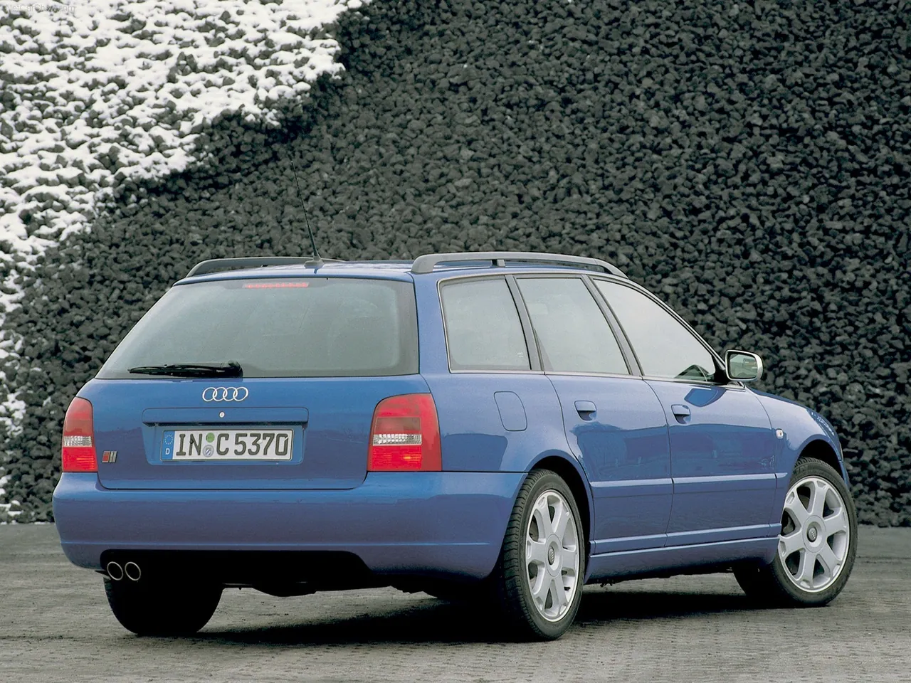 Audi S4 Avant (1999) – zadní tříčtvrteční pohled