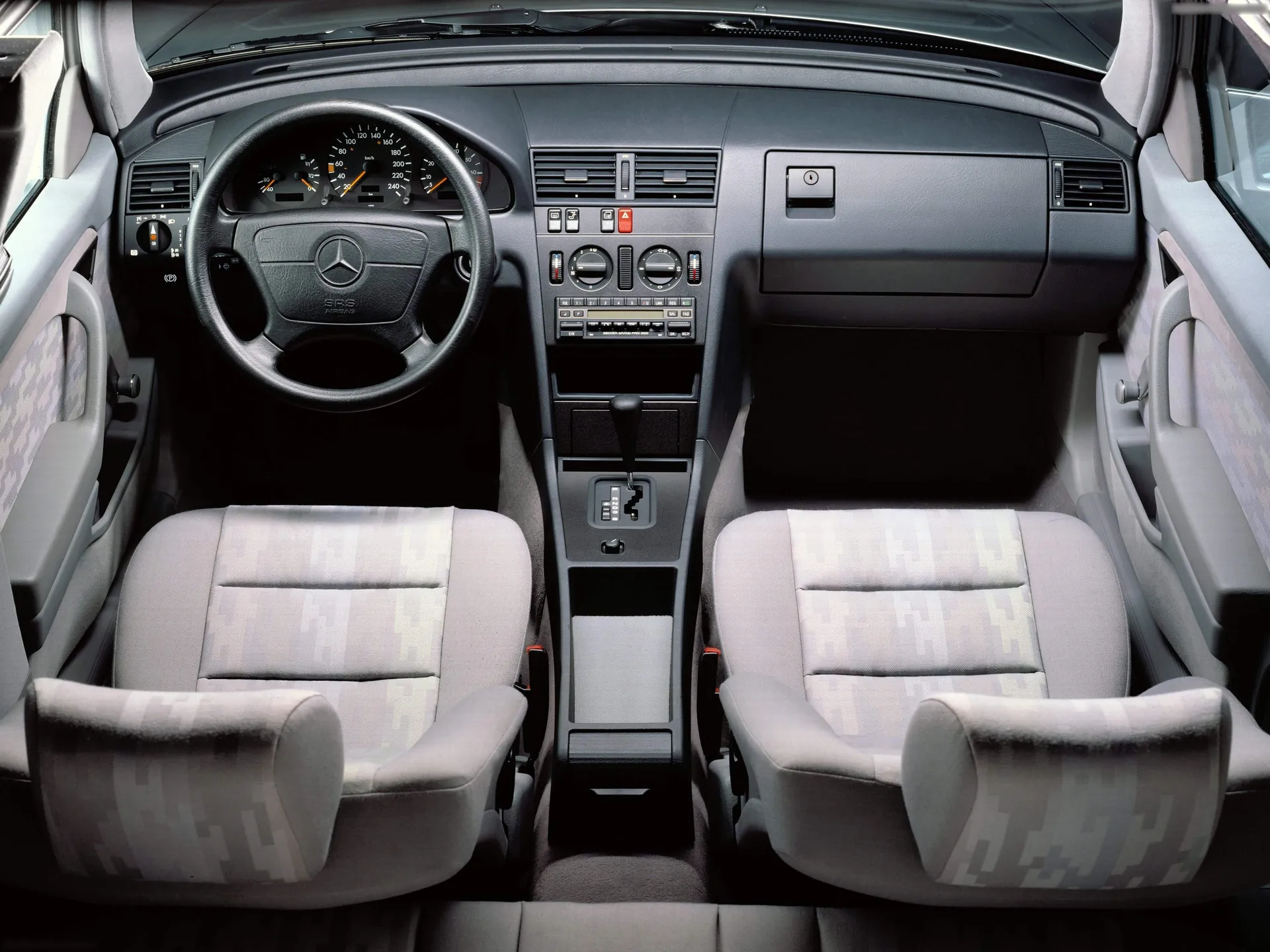Mercedes-Benz C-Class (1995) - Interior