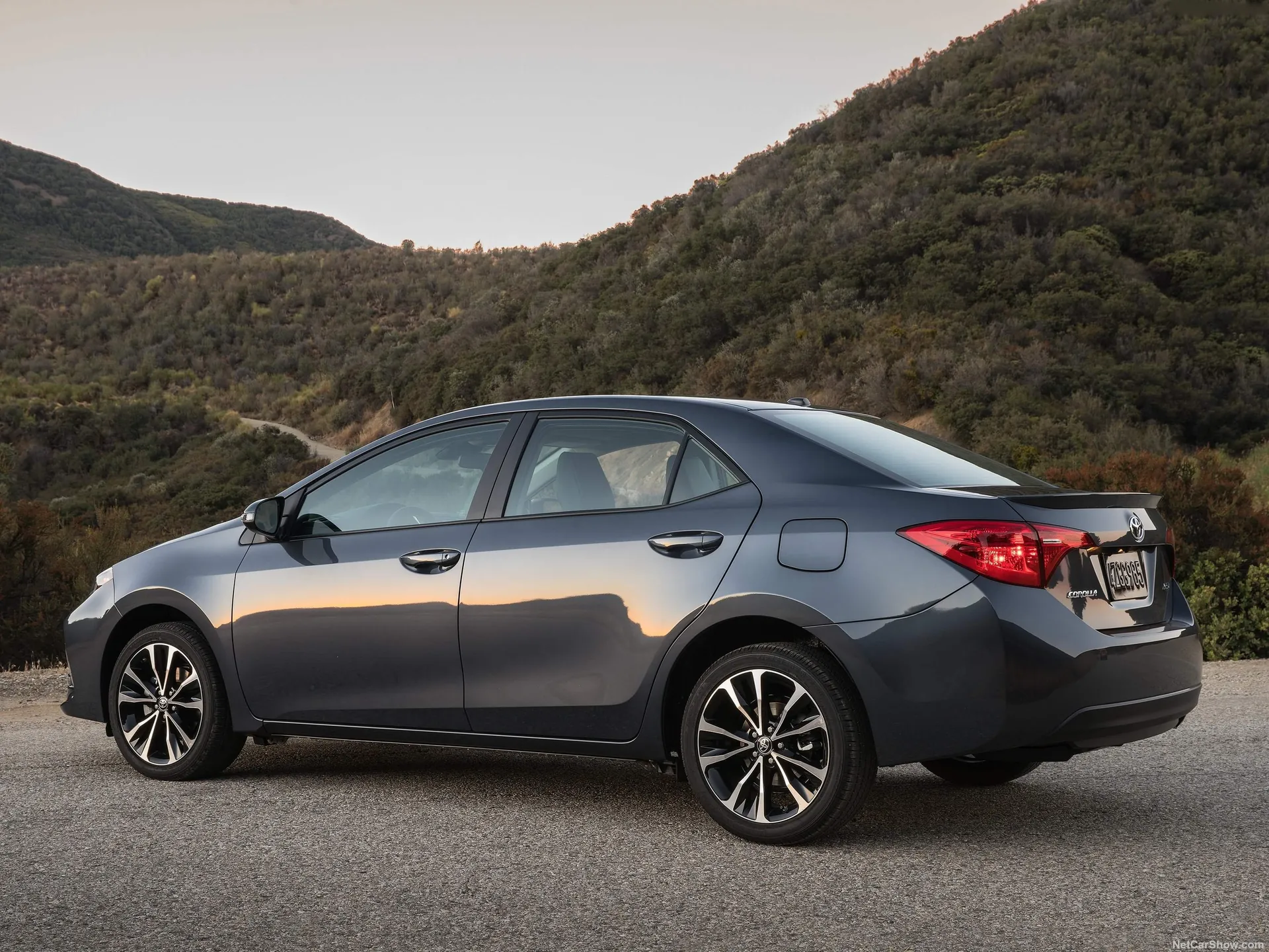 Toyota Corolla [US] (2017) - Rear Three-Quarter